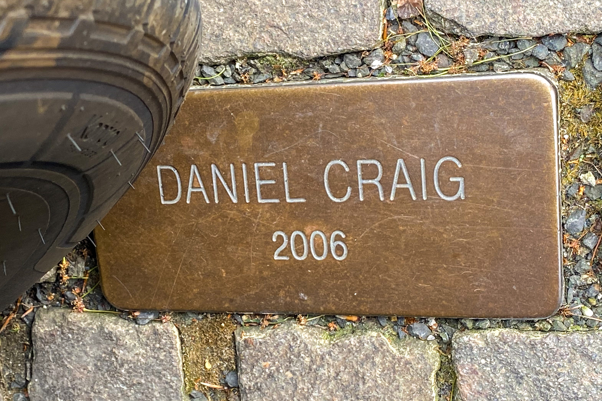 ようやく見つけたダニエル・クレイグのプレート。なぜかここだけクルマが停まっていてタイヤがじゃま