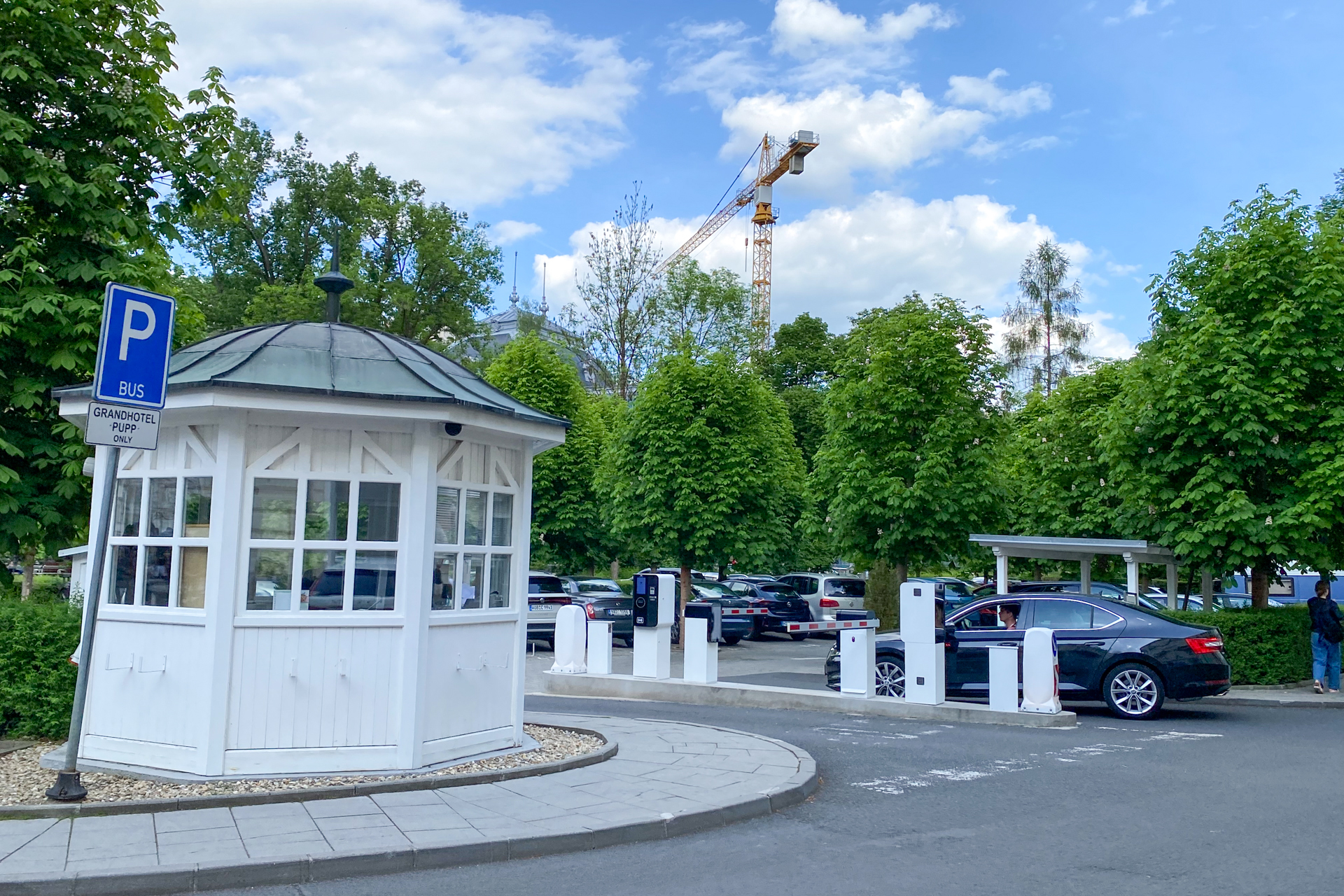 作中では左の建物がしっかり映っています