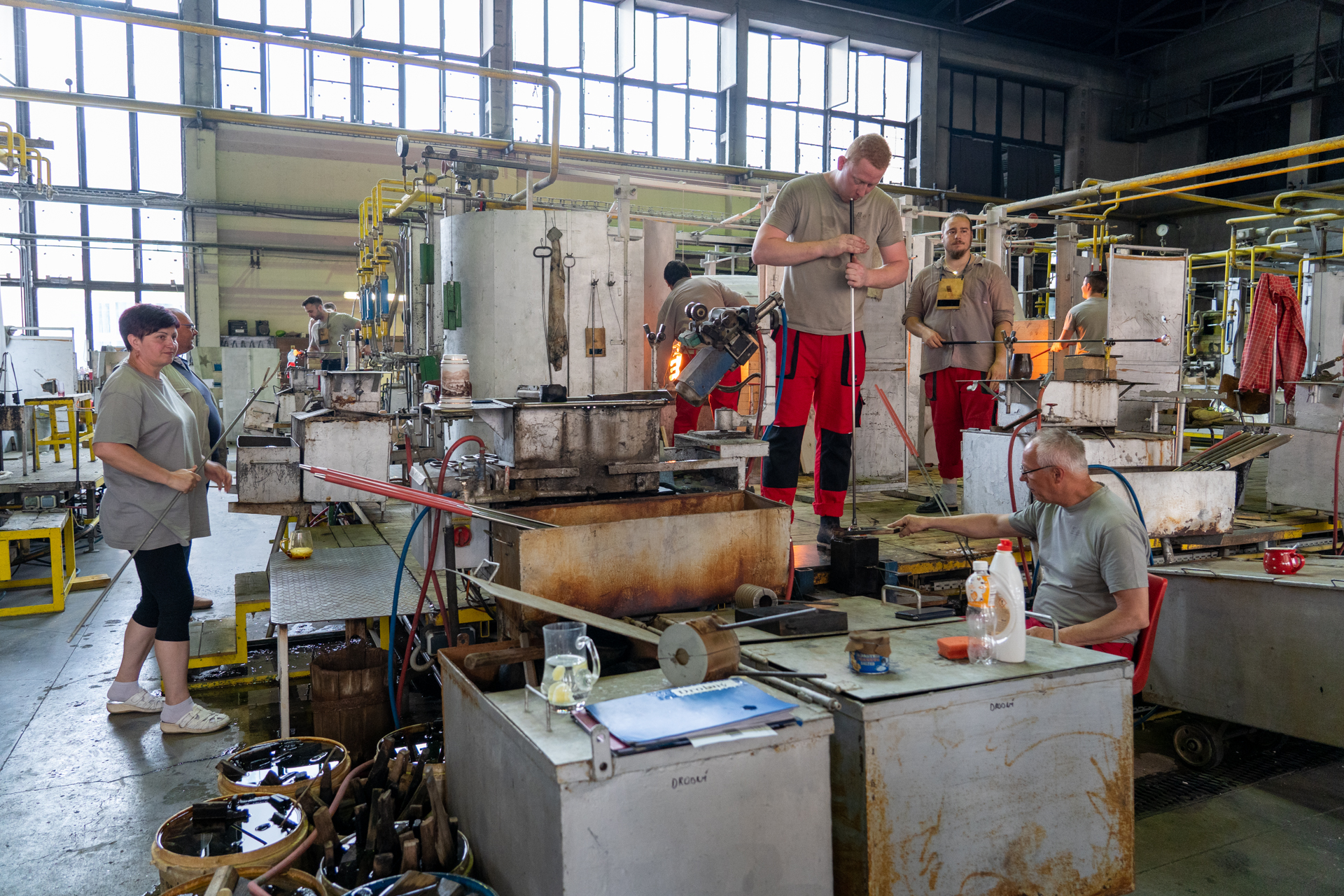熱い窯の前で作業する職人さん