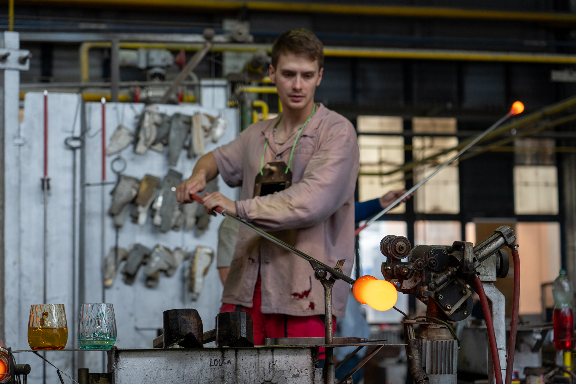 熱い窯の前で作業する職人さん