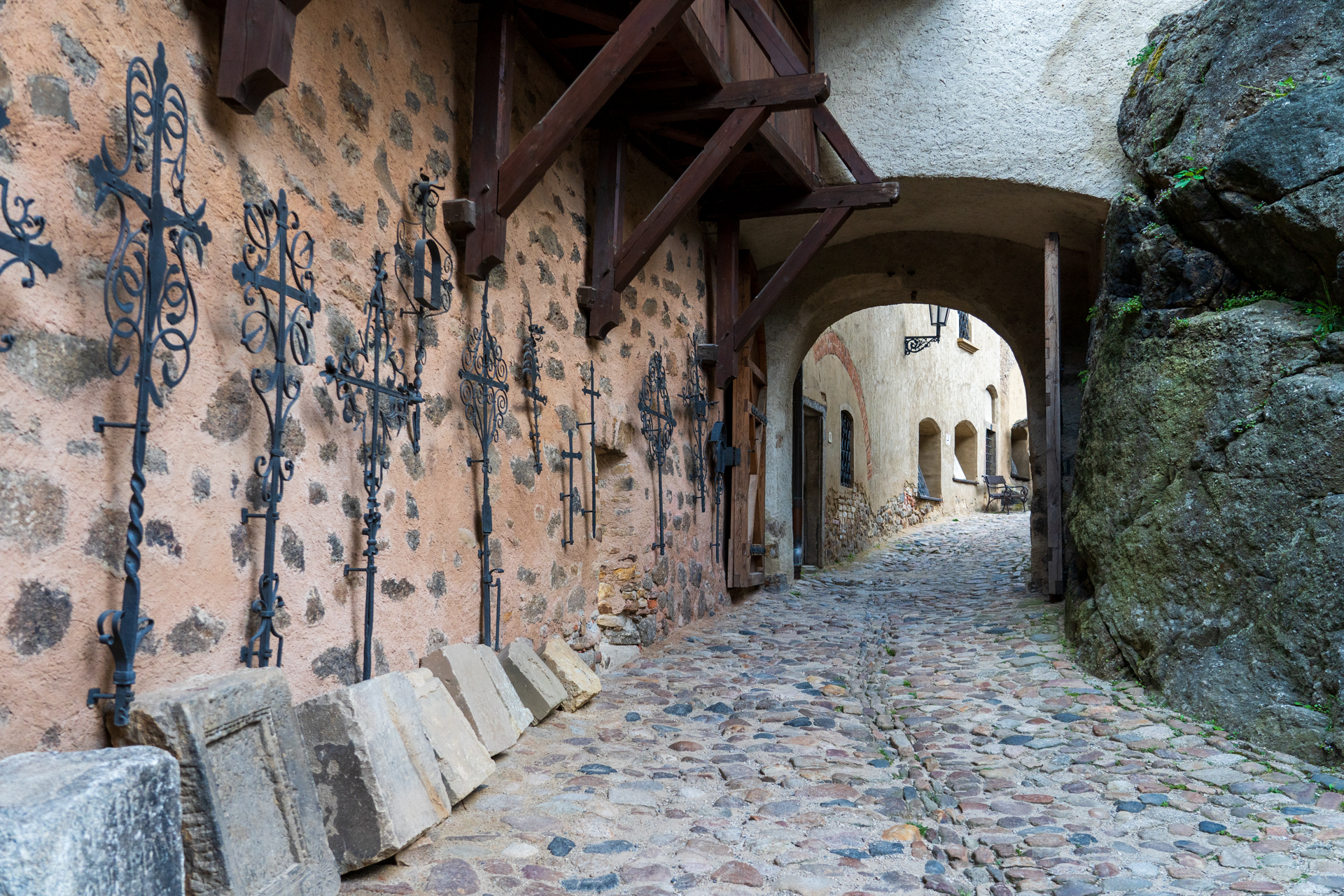 石畳の緩やかな坂を上がっていくと城の真ん中の広場があります