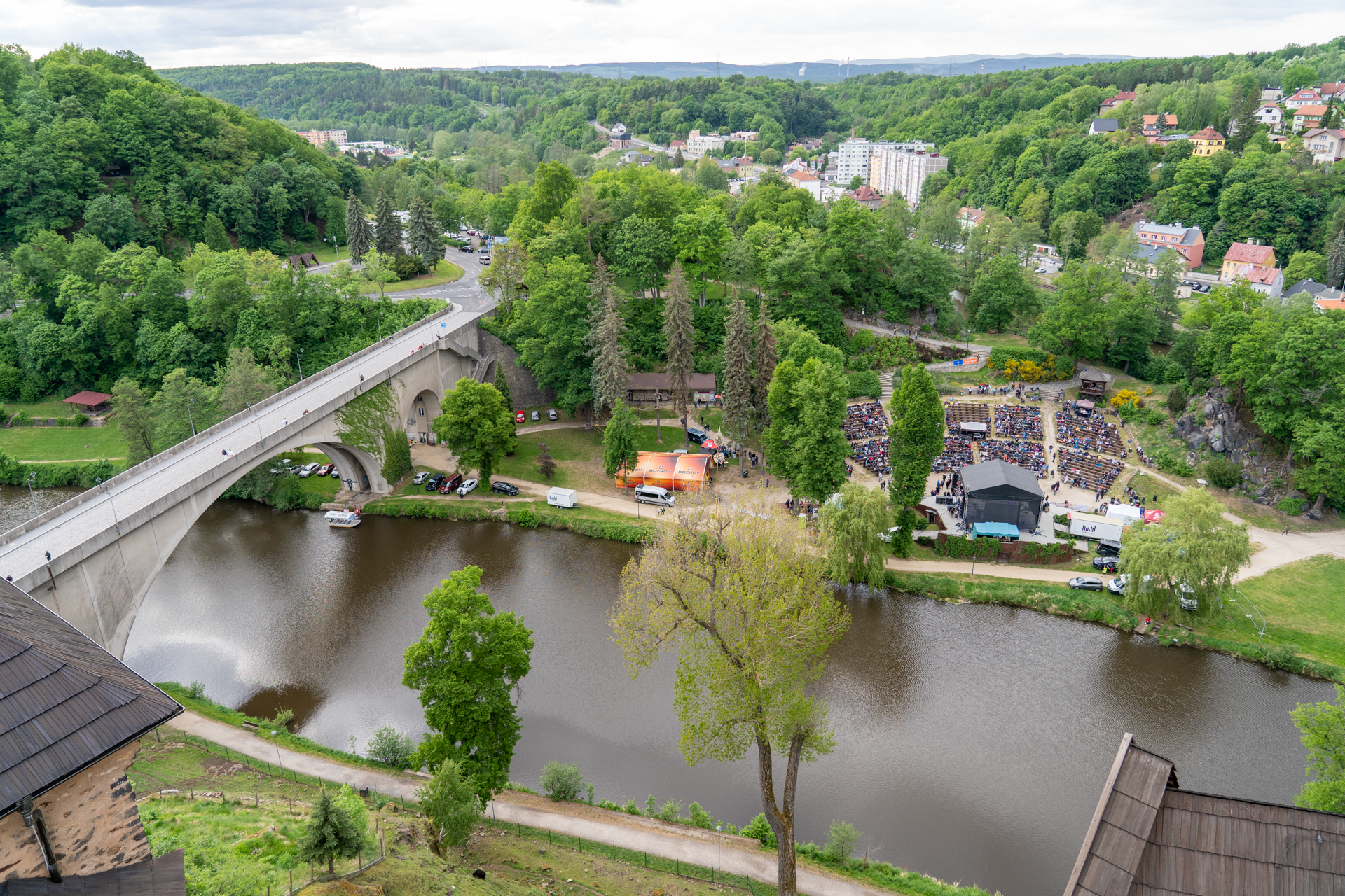 駐車場から歩いて渡ってきた橋