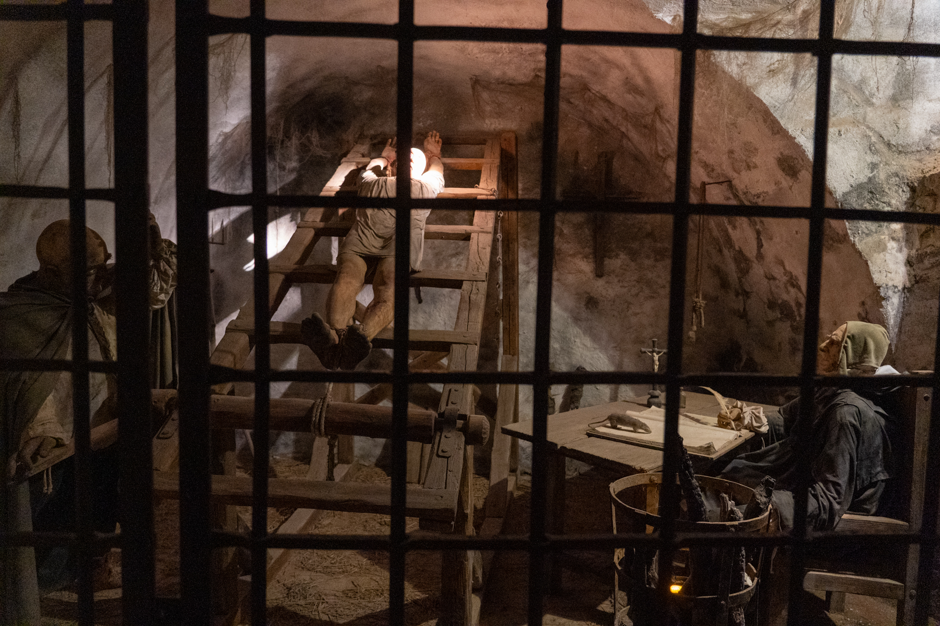 恐ろしい拷問部屋その1。音だけかと思ったら右のじいさんの首がいきなり動いてビビりました