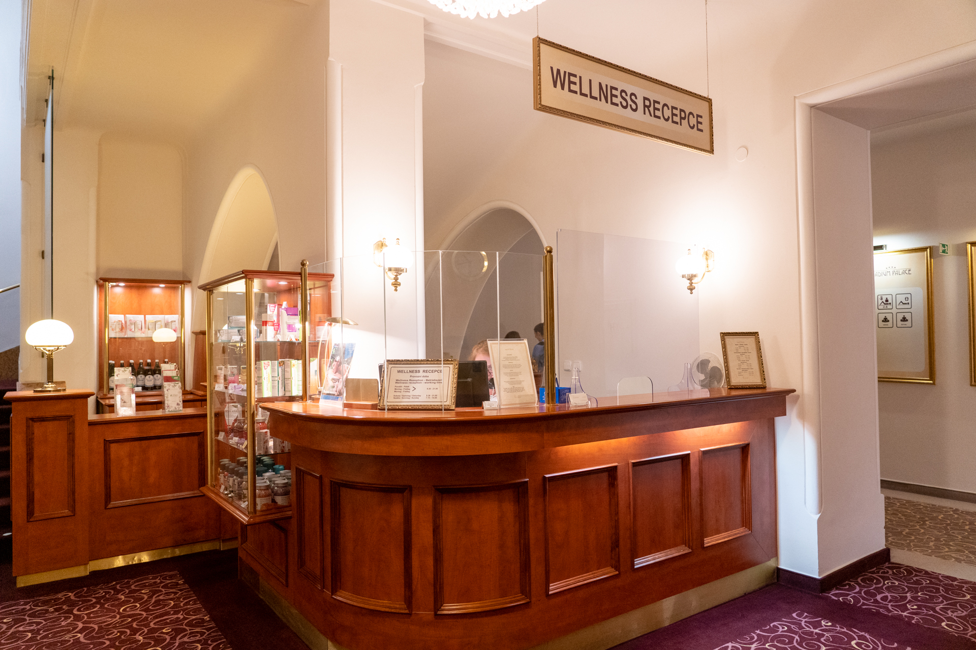 マリアーンスケー・ラーズニェ、カルロヴィ・ヴァリ、ヤーヒモフと3か所のスパタウンを訪れて、このようなスパホテルをたくさん見学したプレスツアーでした