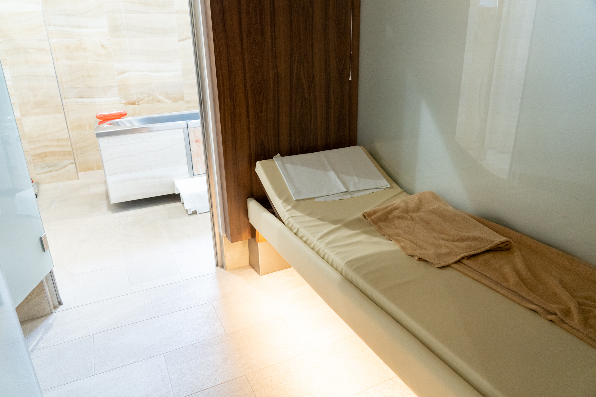 マリアーンスケー・ラーズニェ、カルロヴィ・ヴァリ、ヤーヒモフと3か所のスパタウンを訪れて、このようなスパホテルをたくさん見学したプレスツアーでした