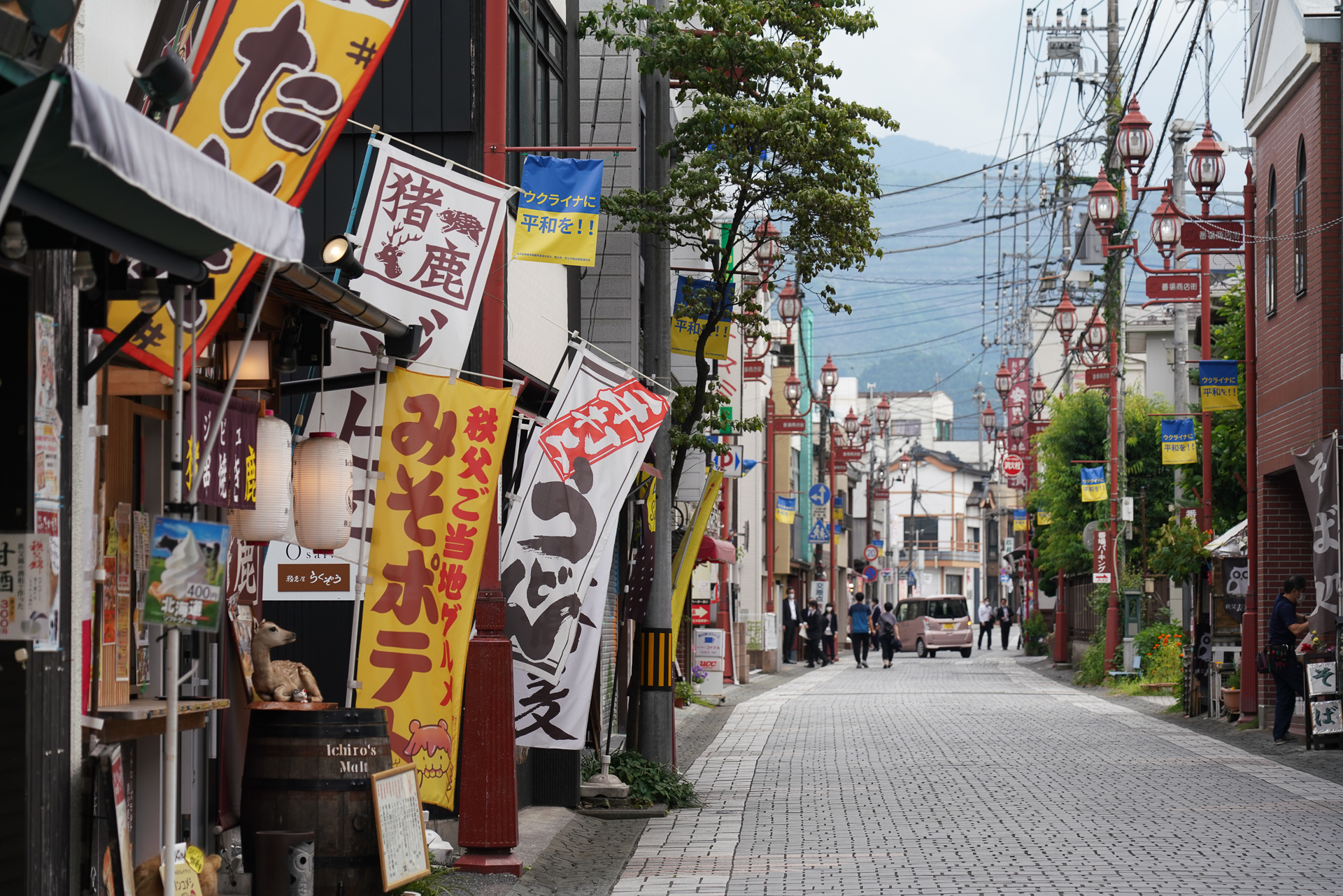 秩父神社参道の番場通りは土産物屋などで賑わう。この通り沿いにKOIKE・MIYATANI棟がある