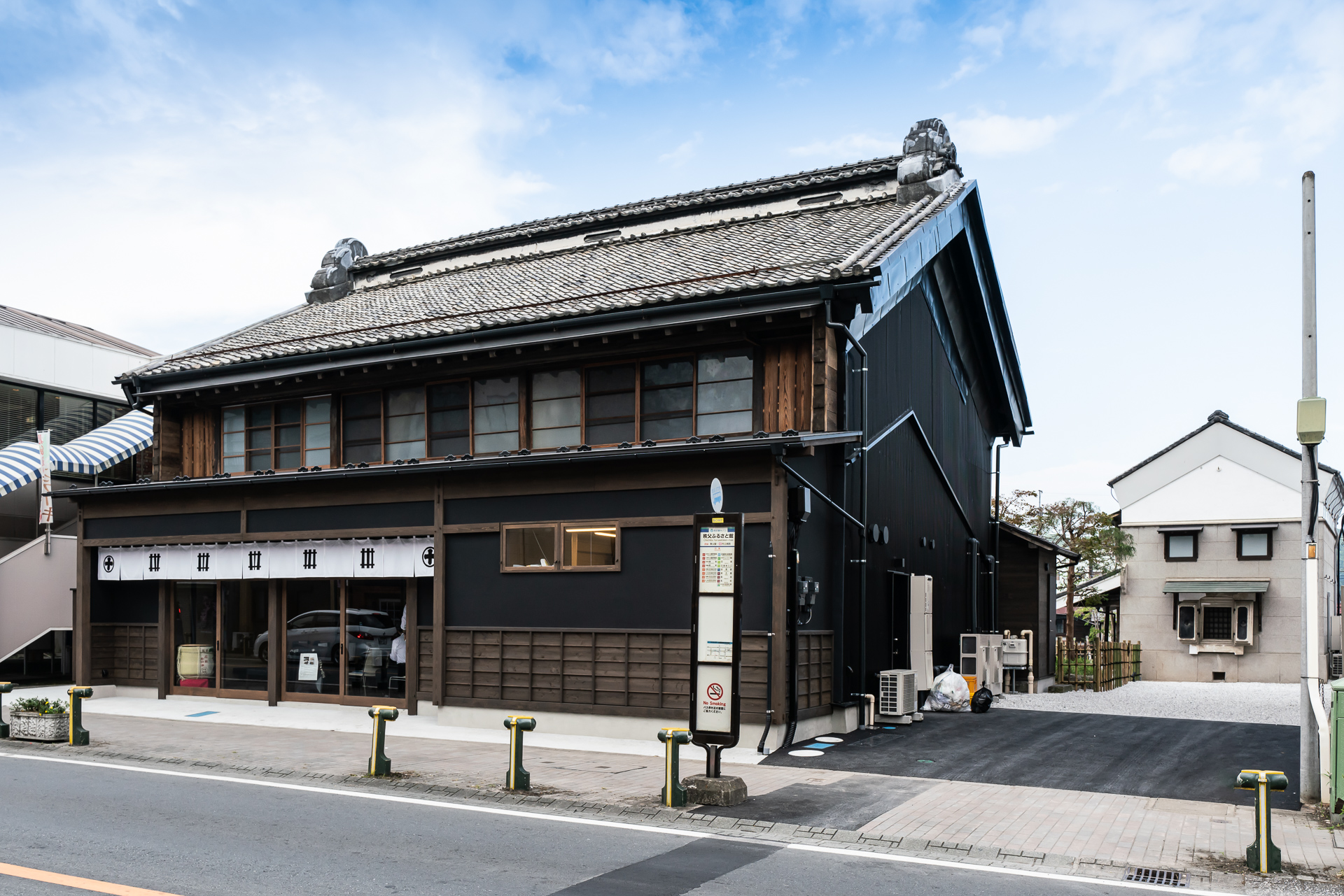 MARUJU棟を別角度から。奥に続いている