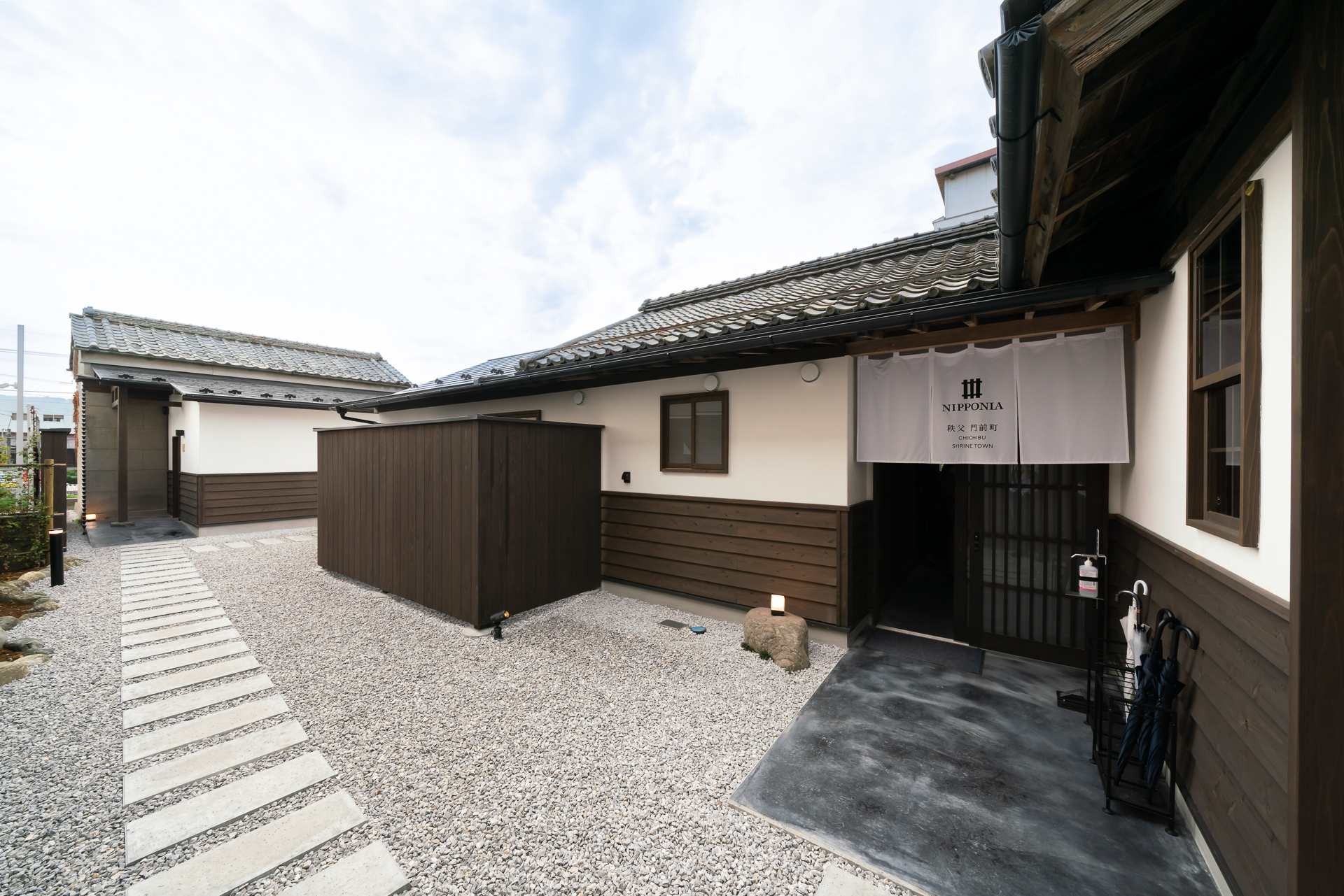 エントランスを進むとここがロビー入口