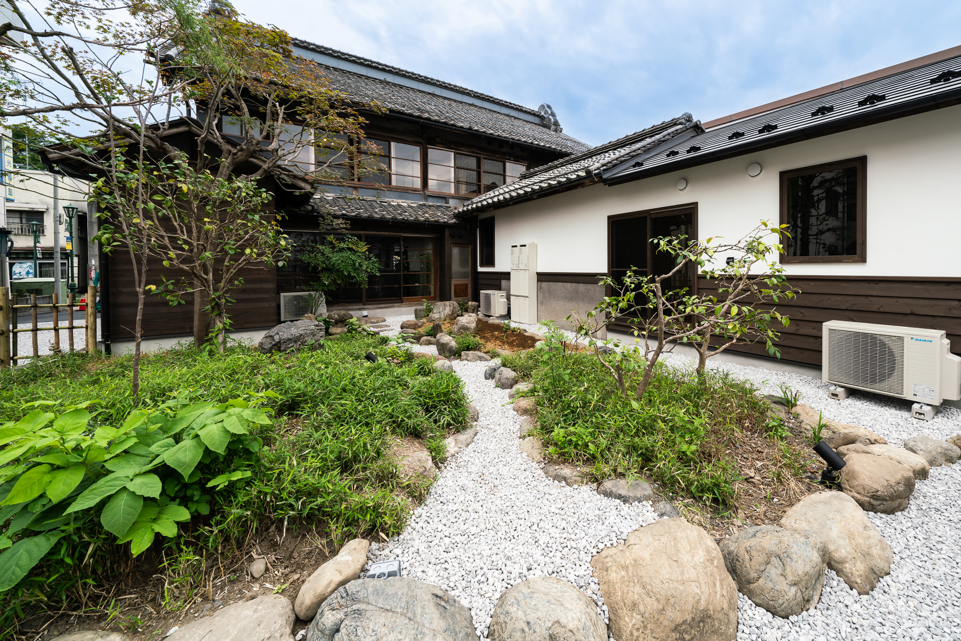 建物裏側には庭園がある