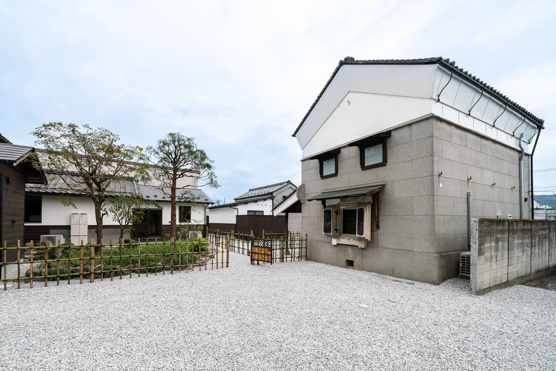 奥に蔵と離れがある。こちらも宿泊できる客室となっている