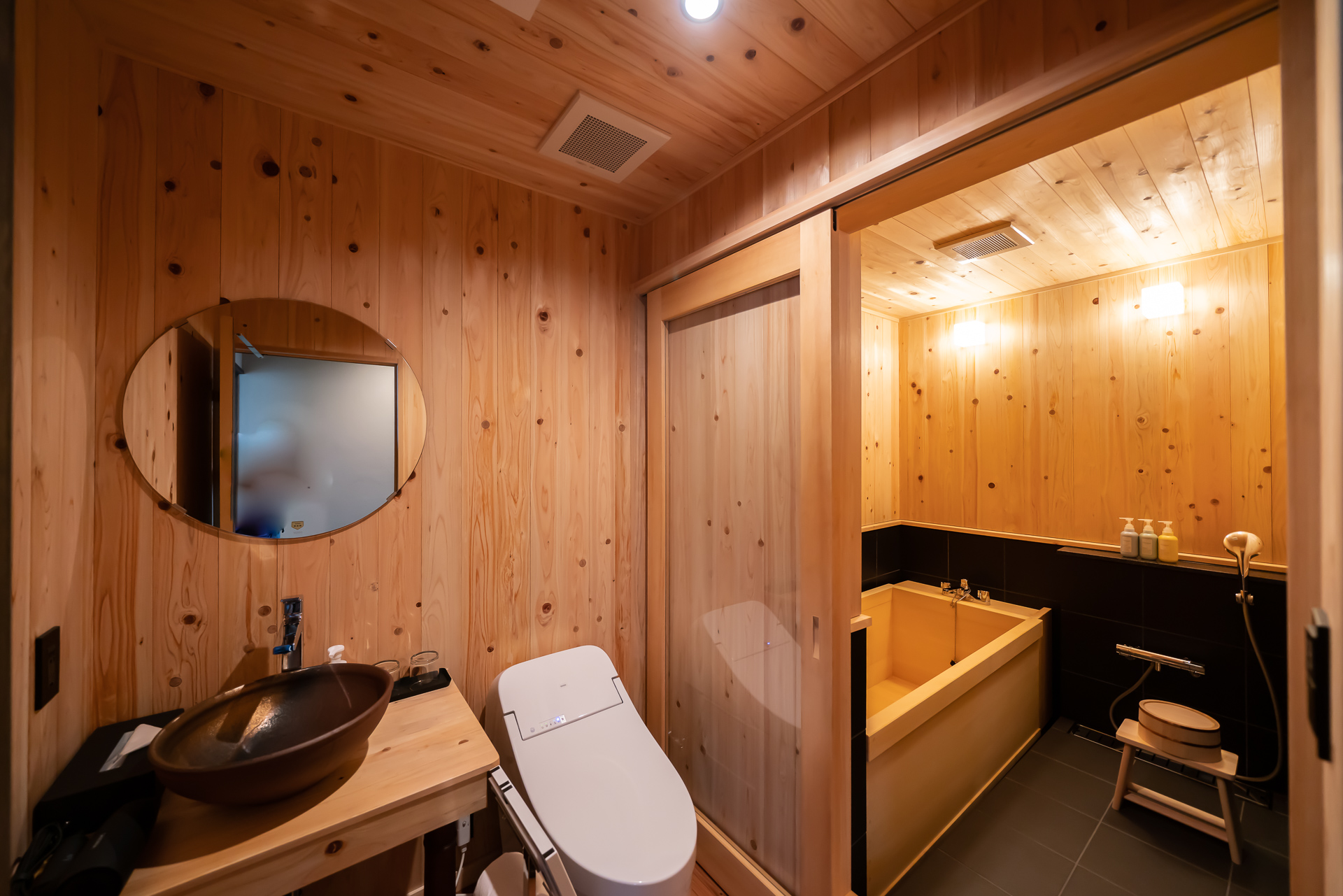 202号室の洗面と浴室