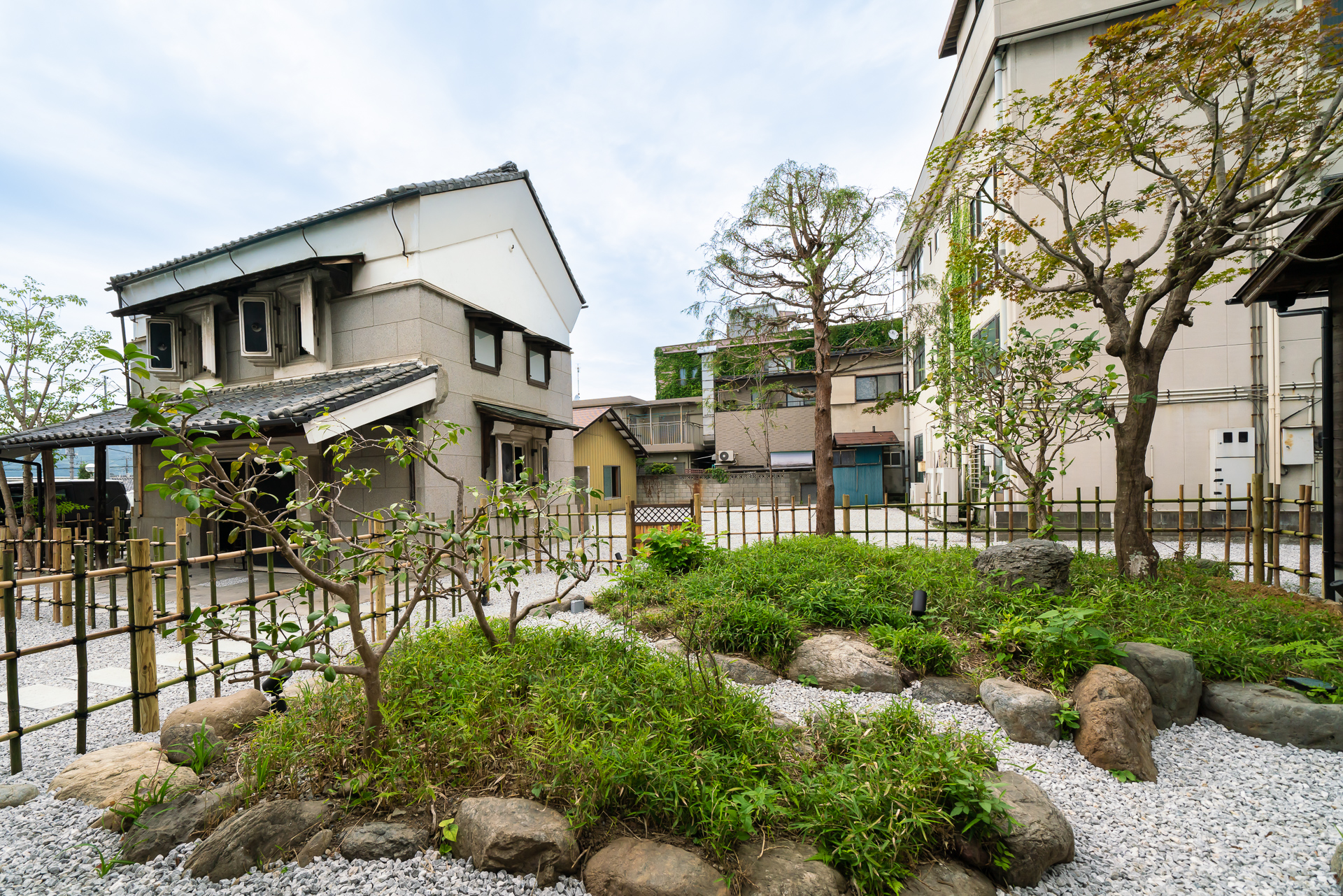 和室の窓から見える庭園