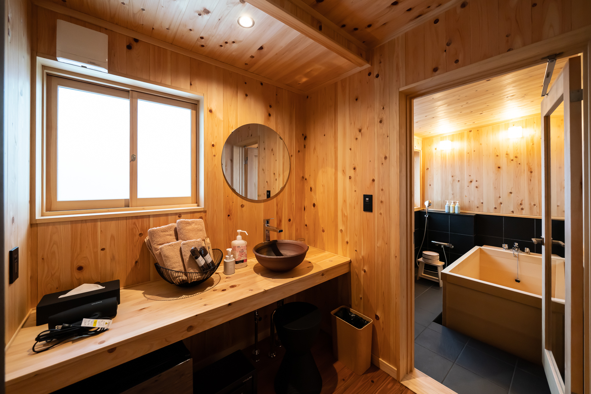 101号室の洗面と浴室