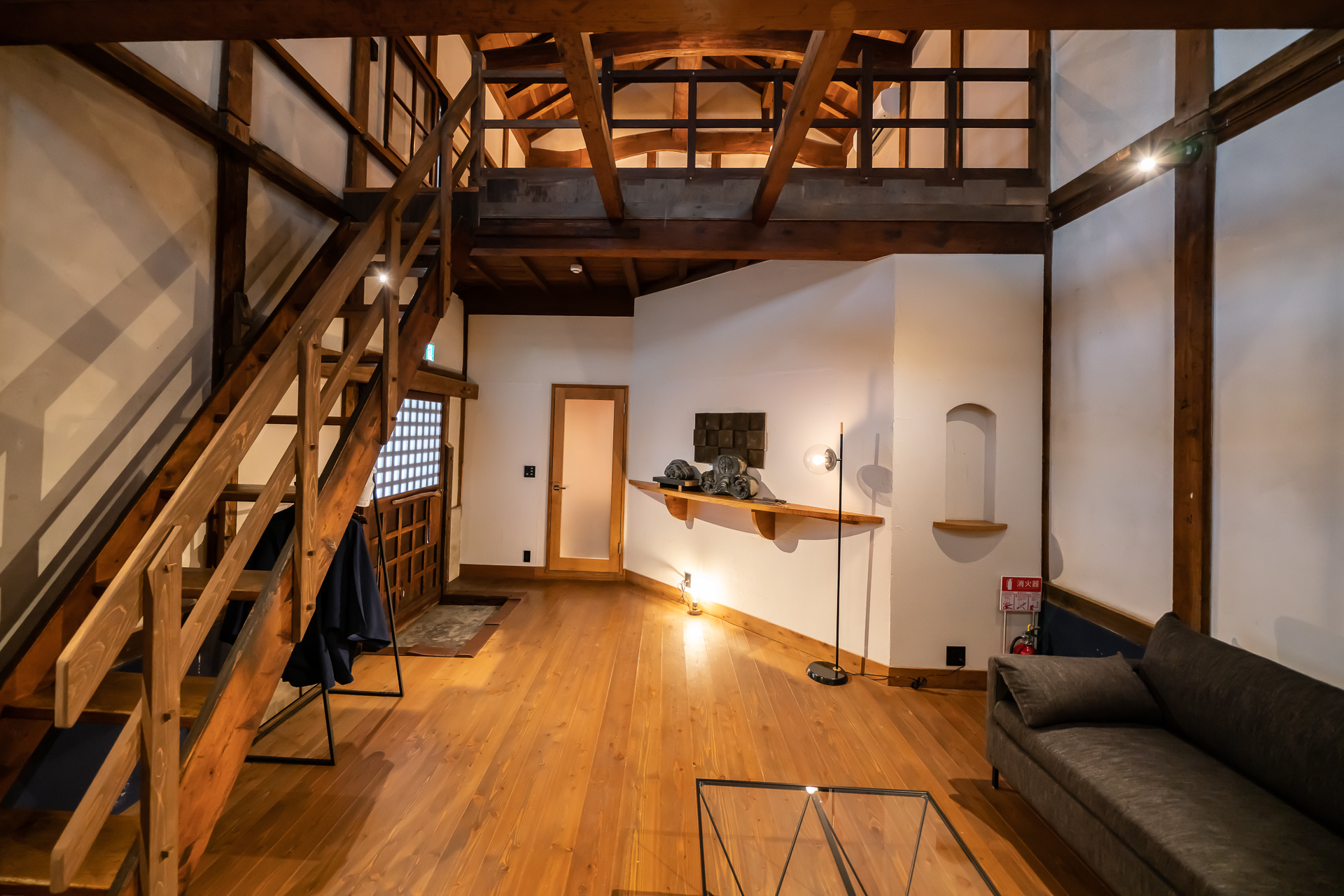 蔵の高さを活かした吹き抜け。階段はかなり急