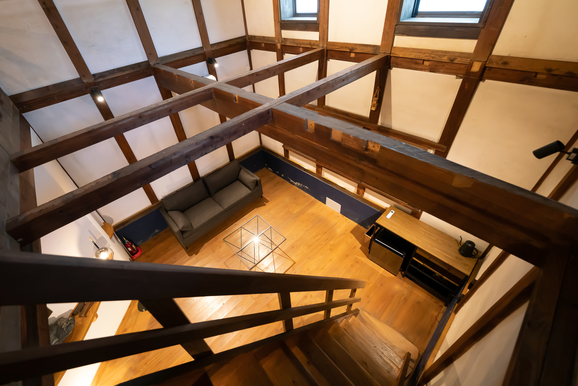 吹き抜けを見下ろす