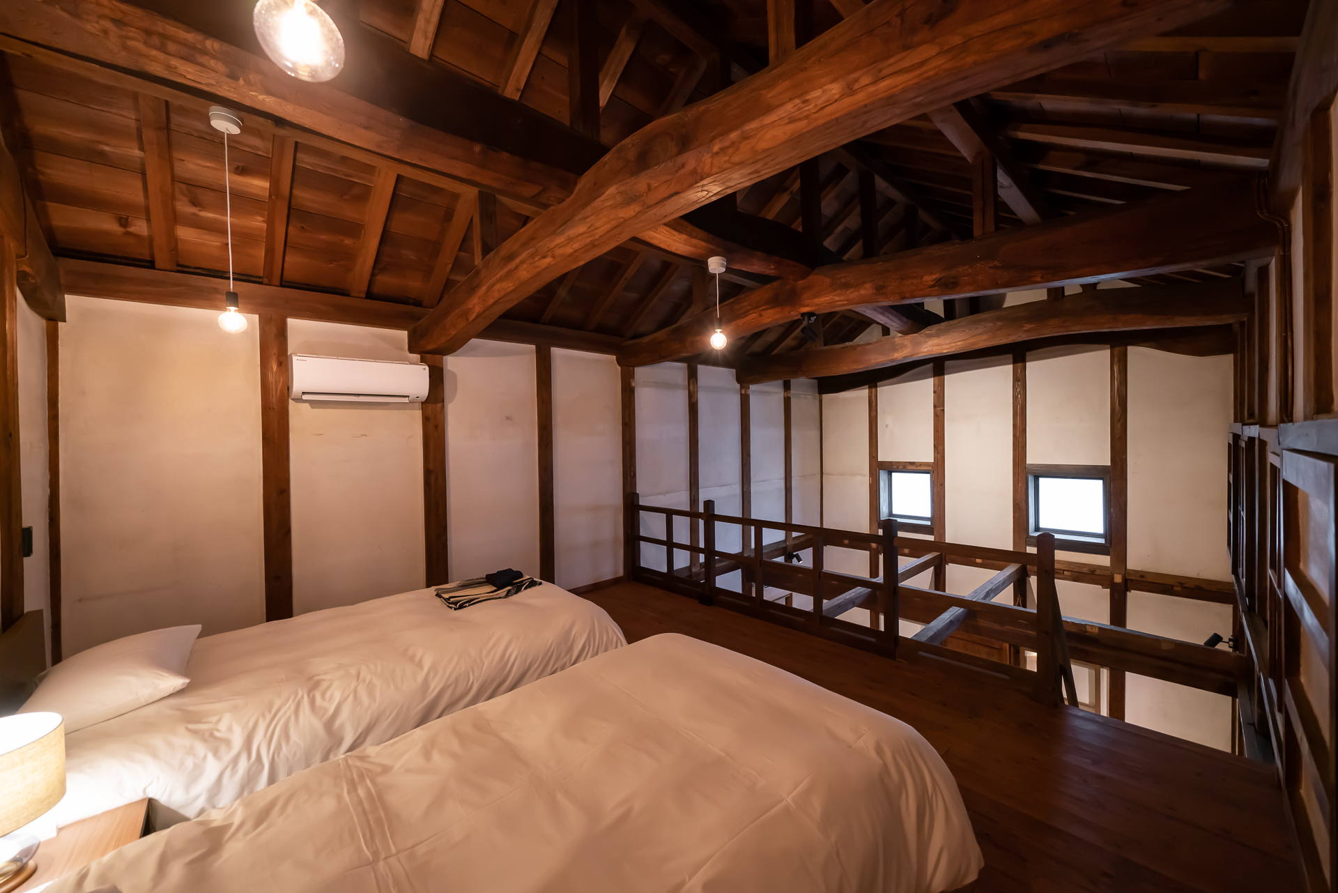 102号室2階の寝室