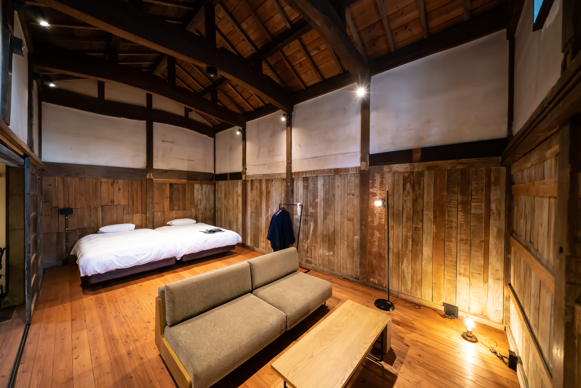 103号室はリビングと寝室が一体となっている