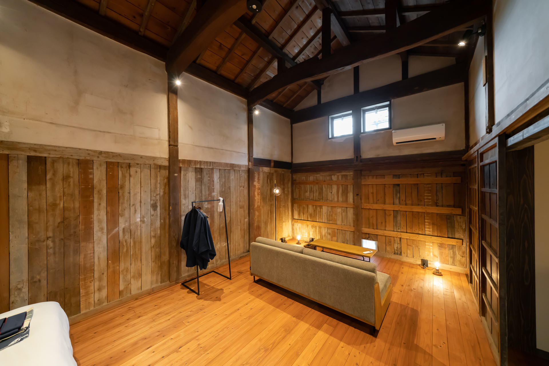 リビング側を見たところ。かなり高さがある