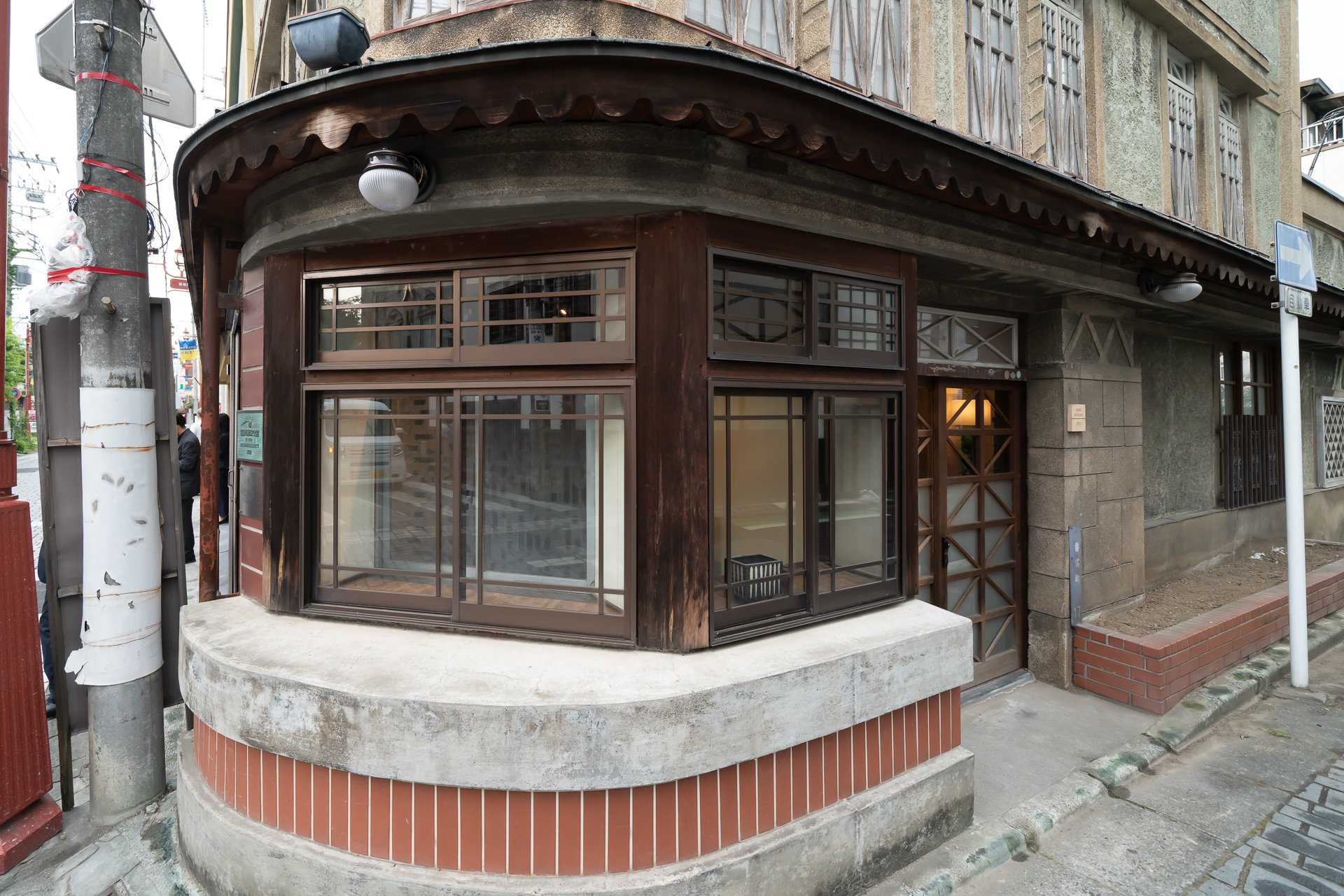 小池煙草店のカウンターはラウンド型