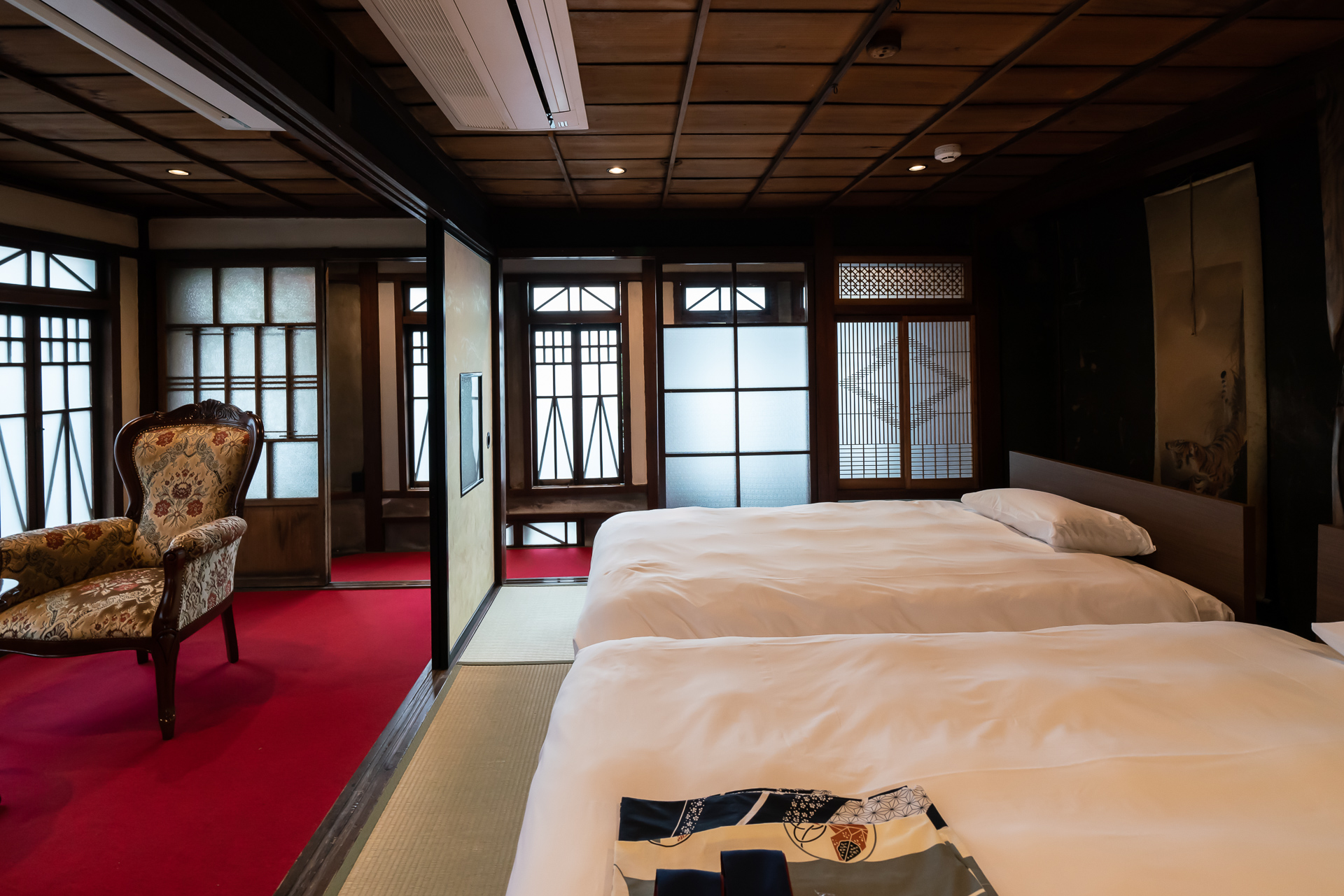 KOIKE・MIYATANI 2階の203号室の寝室とリビング