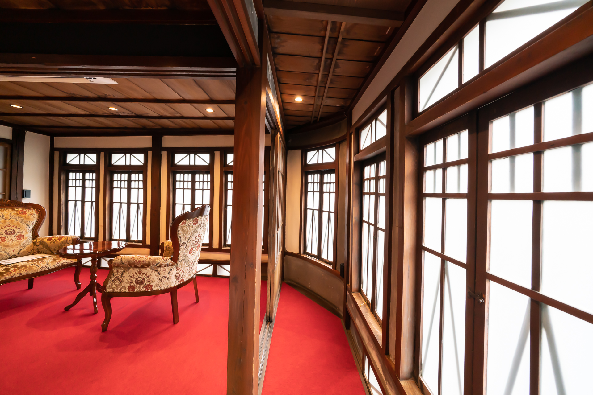 窓の造作が特徴的。番場通り側に廊下が続いている