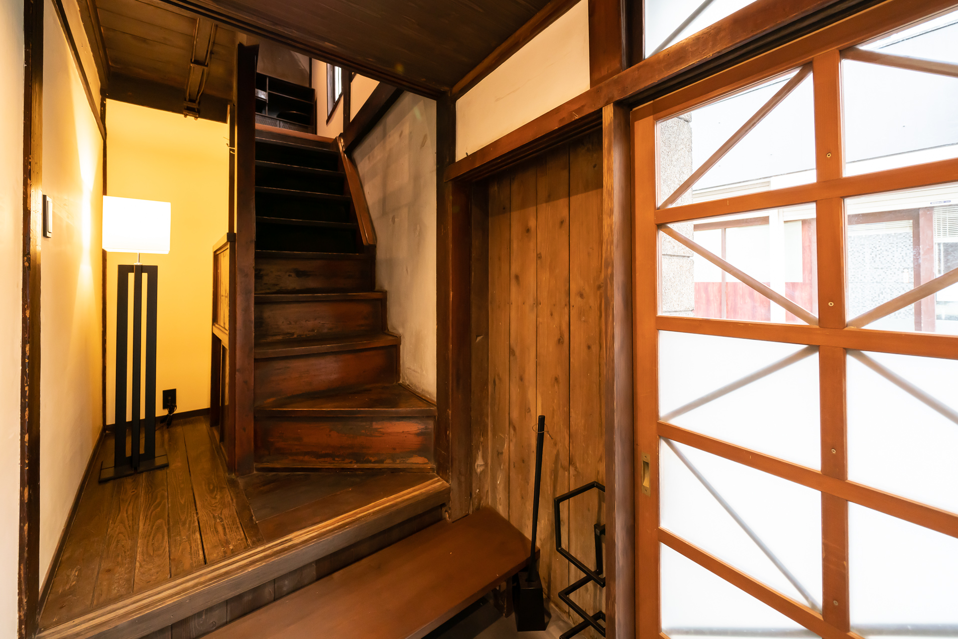 1階から入るとすぐに階段で2階へ上がる構造