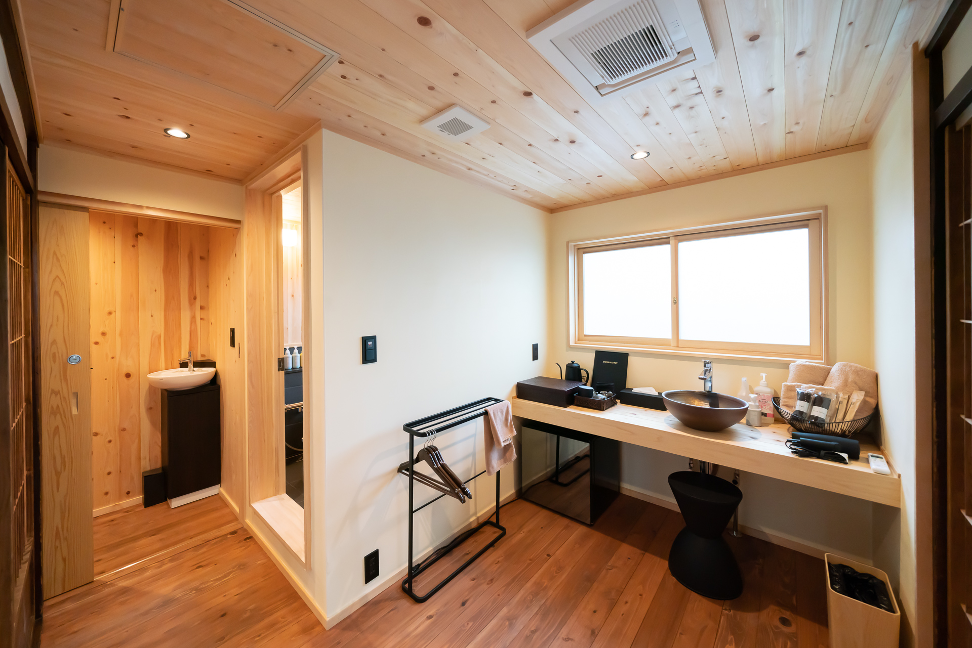 203号室の洗面と浴室、トイレ