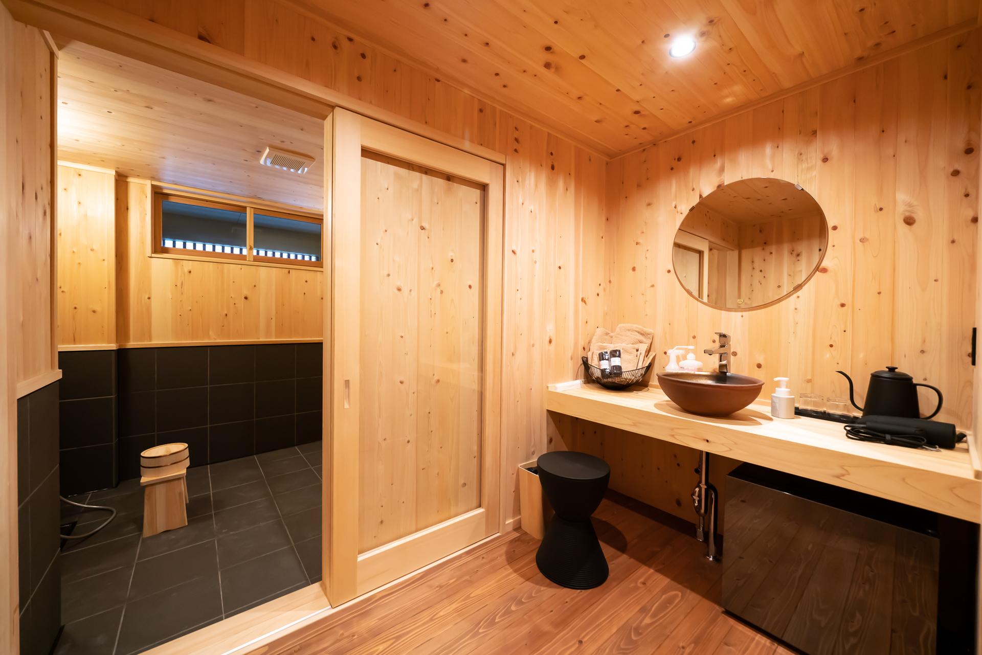 201号室の洗面と浴室