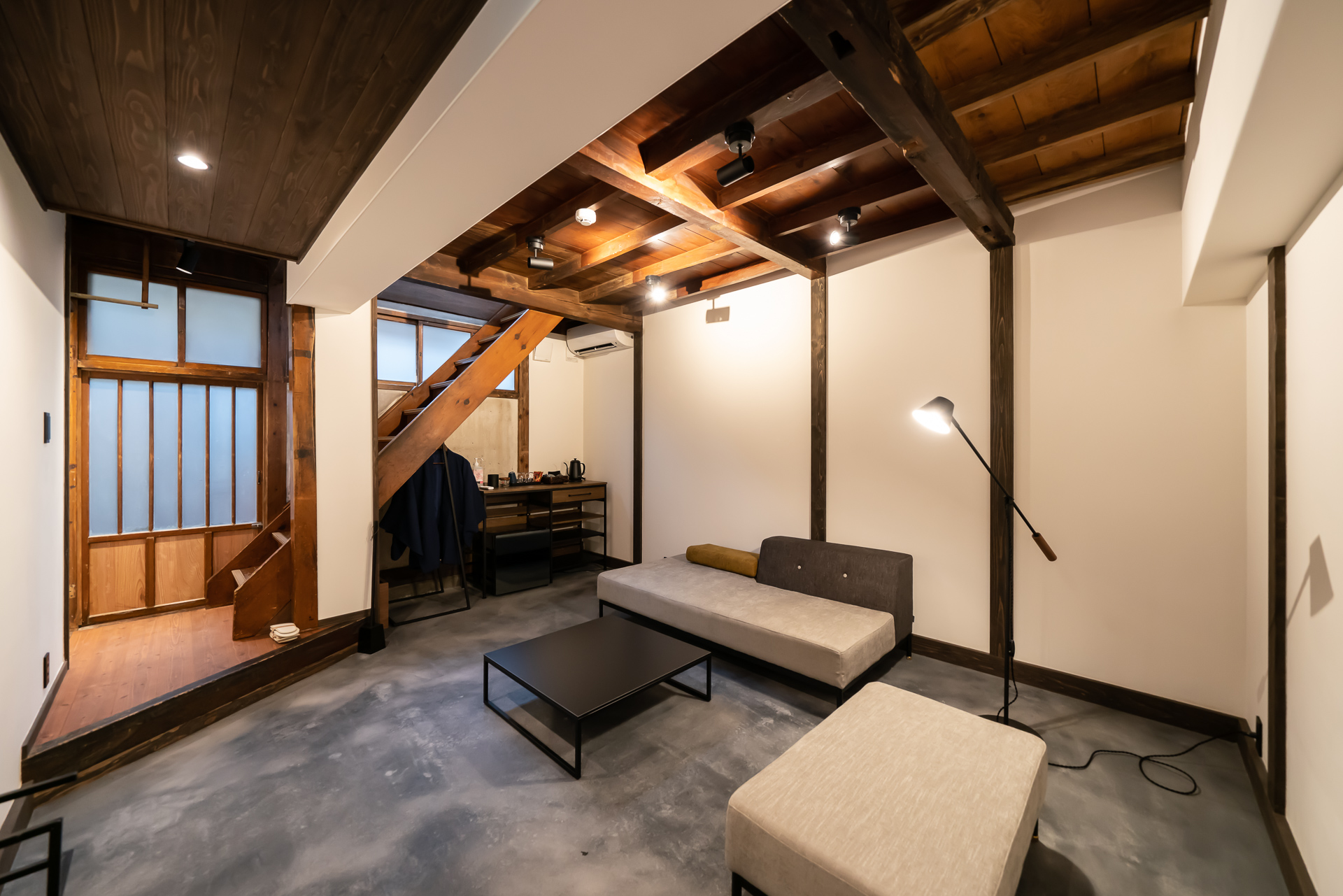 KOIKE・MIYATANI 1階の202号室。1階に土間のリビングがある