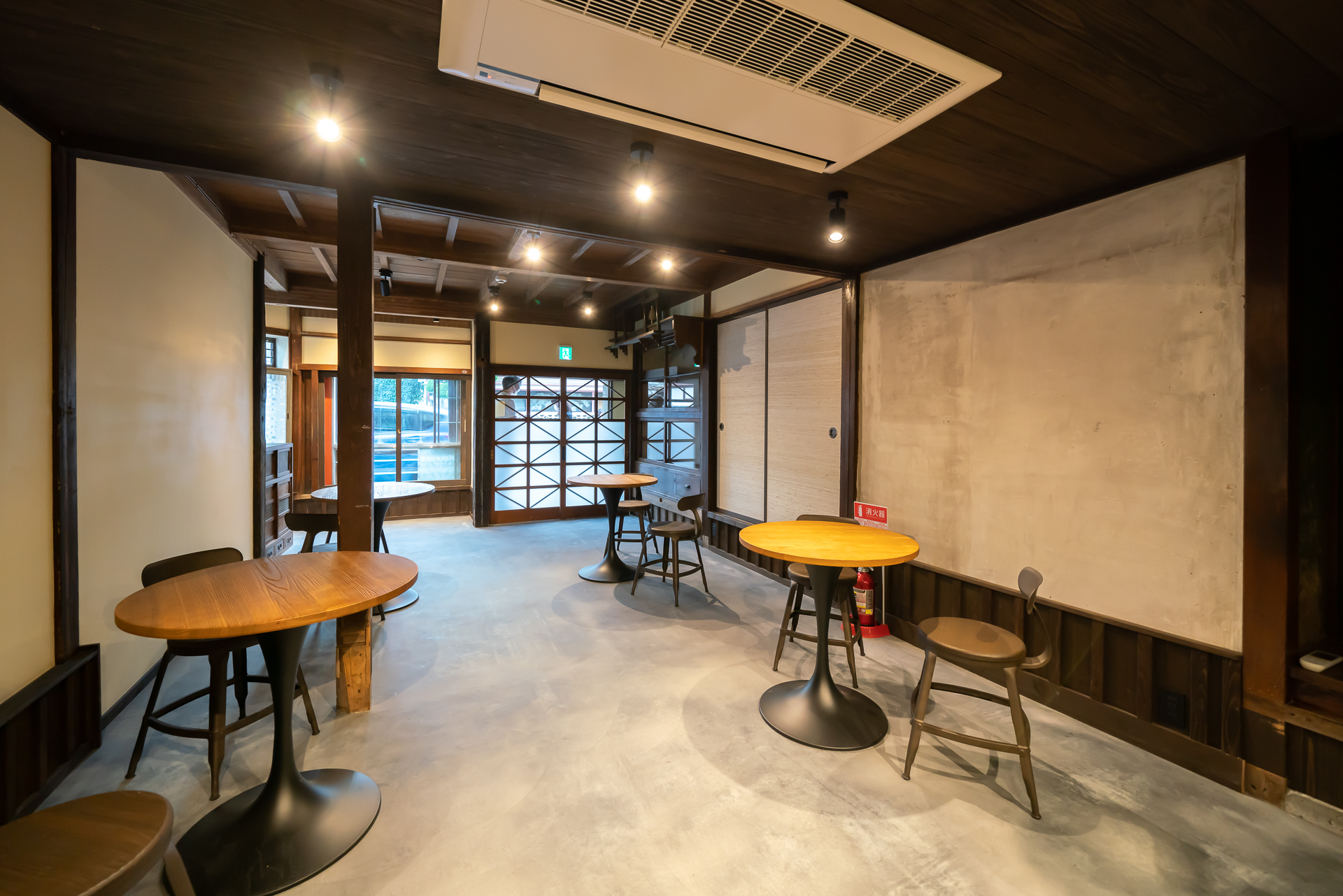 1階に「Cafe de KOIKE」が併設されている