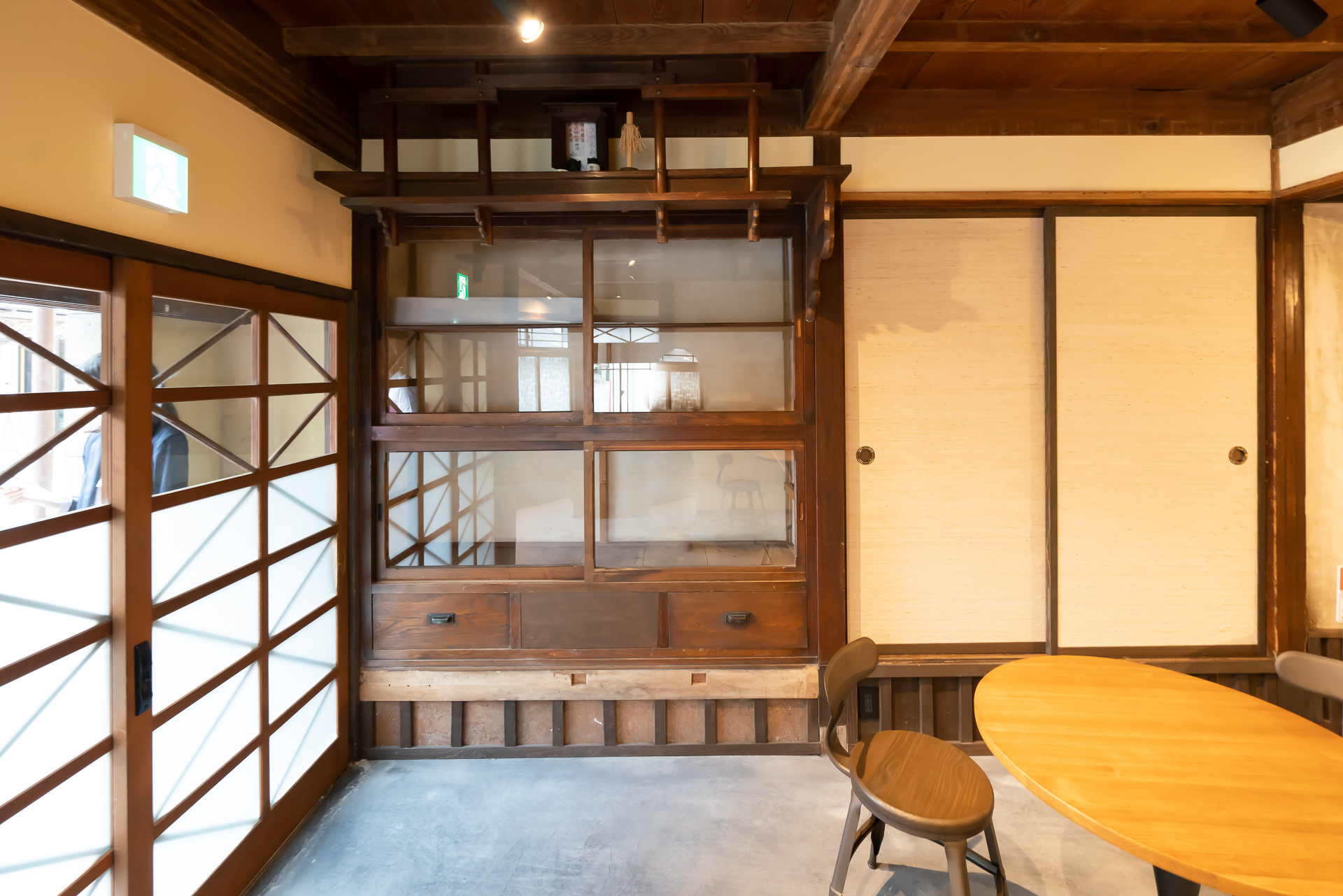 「Cafe de KOIKE」エントランス内。神棚がそのまま残っている