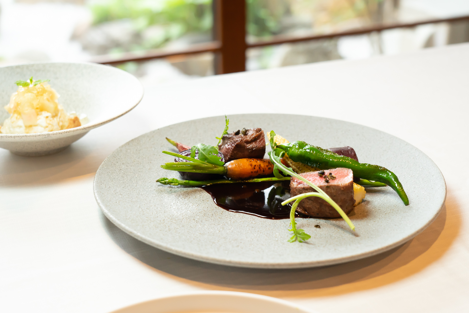 メインの肉料理「鹿肉のロティ ポワブラードソース 秩父産野菜を添えて」