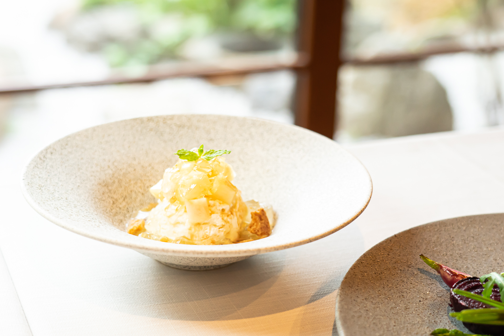 デザート「秩父メープル香る桃のクレームダンジュ」の桃も秩父産を使用