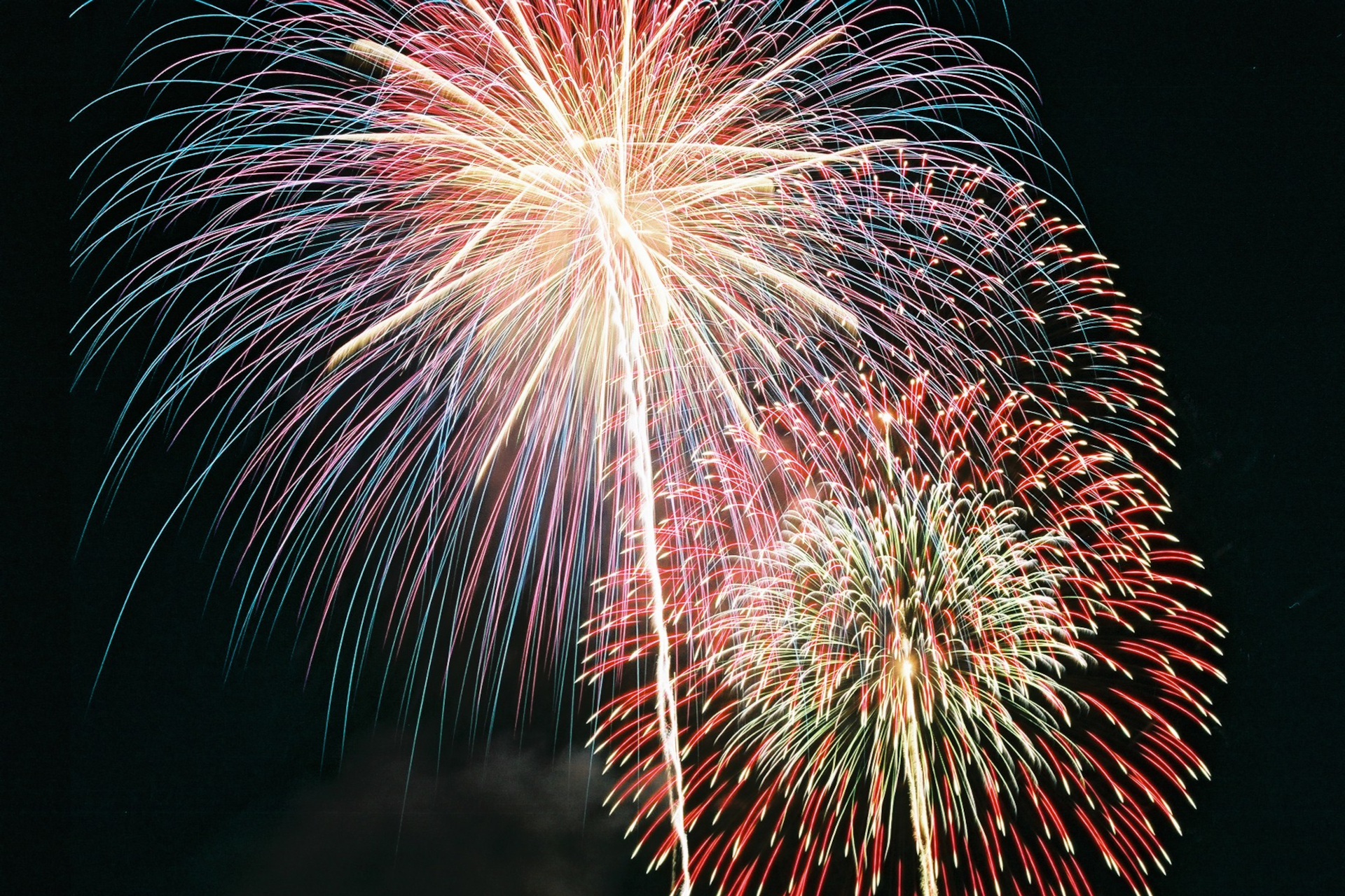 鳥羽旅館組合は「夏の鳥羽湾毎夜連続花火」を開催する