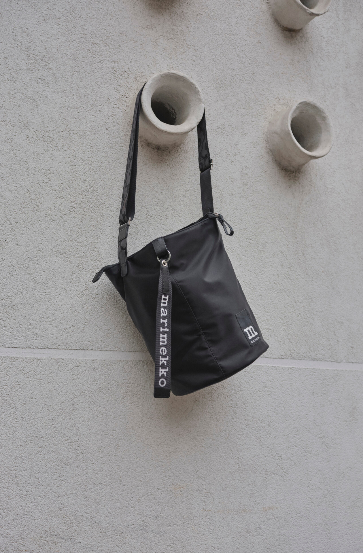 ショルダーバッグ（L/ブラック/2万8600円）