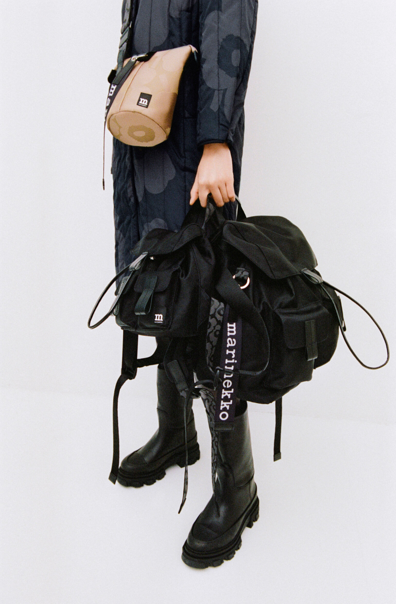 ショルダーバッグ（S/ウニッコ/2万4200円）、バックパック（S/ブラック3万1900円）、バックパック（L/ブラック/4万1800円）