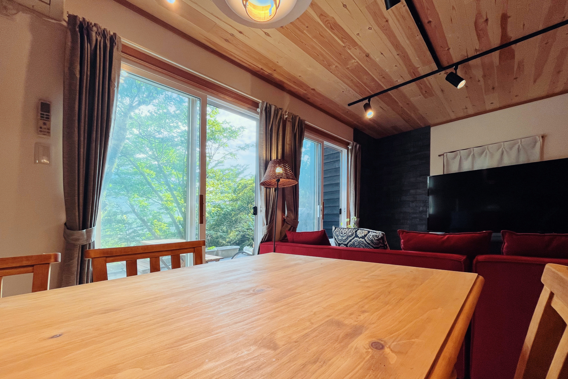 テレビ、エアコンなどのほか、電子レンジや冷凍・冷蔵庫、食器類、調理器具などを備えている