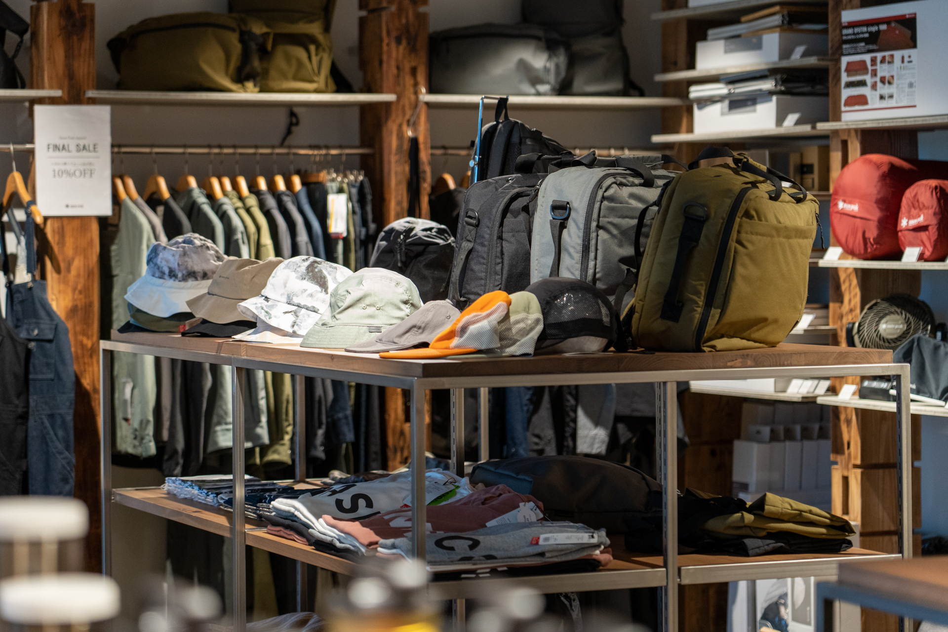 ダッチオーブンなどのクックウェアや帽子、バッグ類など。一部セール品も