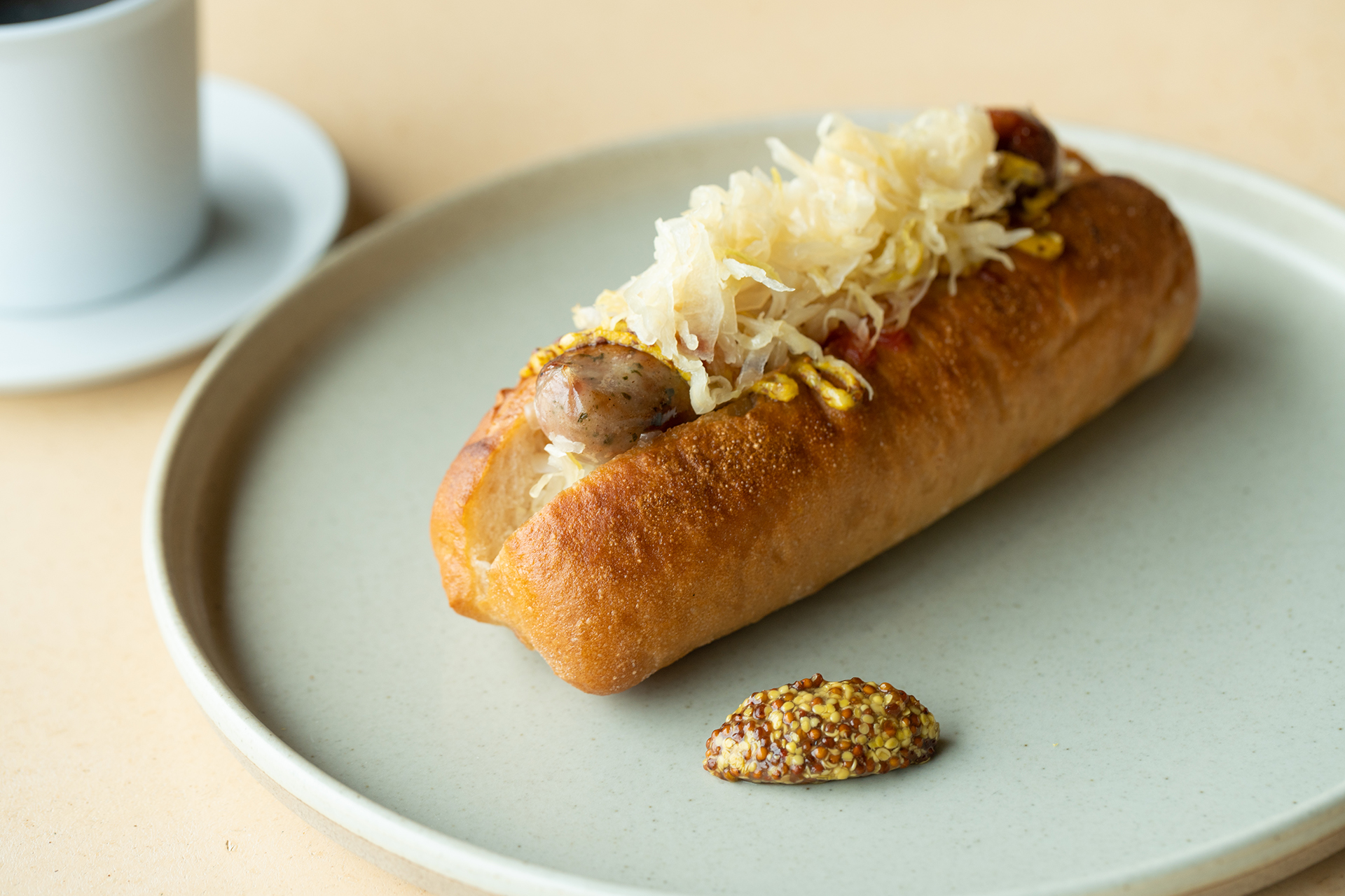 白馬ホットドッグ（880円）は「ランドステーション白馬」がある長野県白馬村で作られたジューシーなソーセージを使用