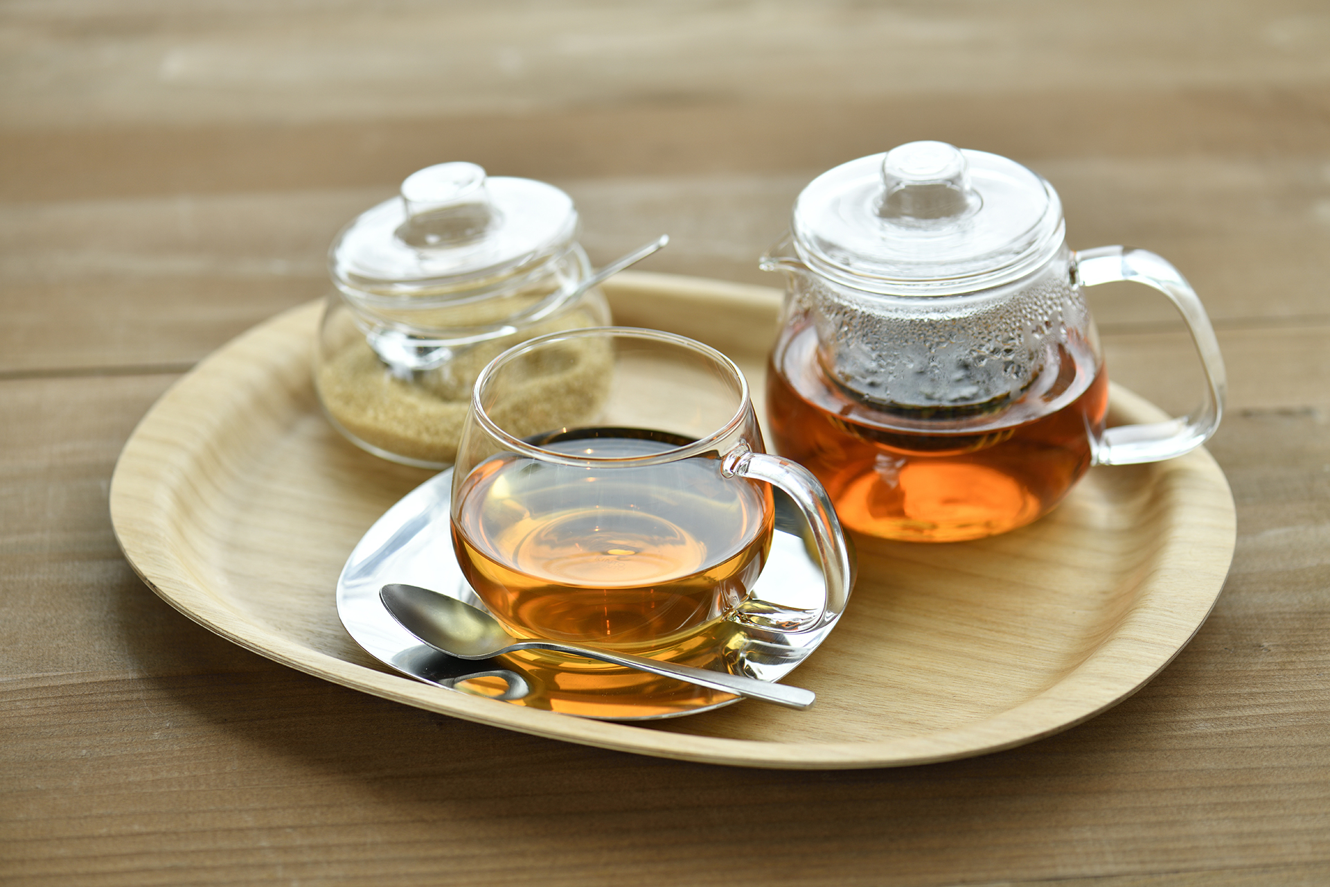 和紅茶。日本国内で栽培・加工されたもので、宮崎県都城市の「都城茶」や静岡県磐田市の「マルヒ製茶」などがラインアップ