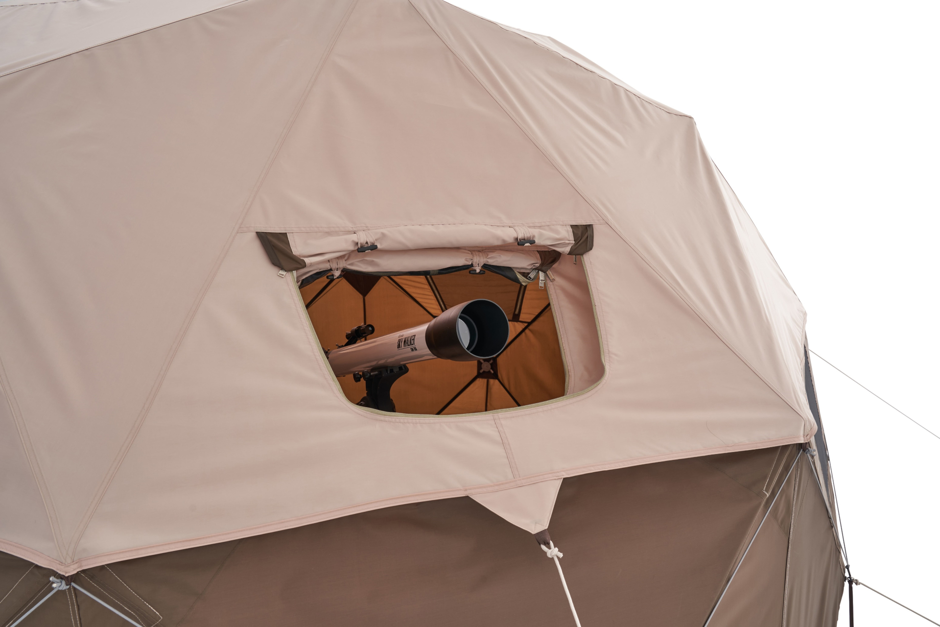 上部にはスコープウィンドウを配置。望遠鏡を置いて天体観測が楽しめる