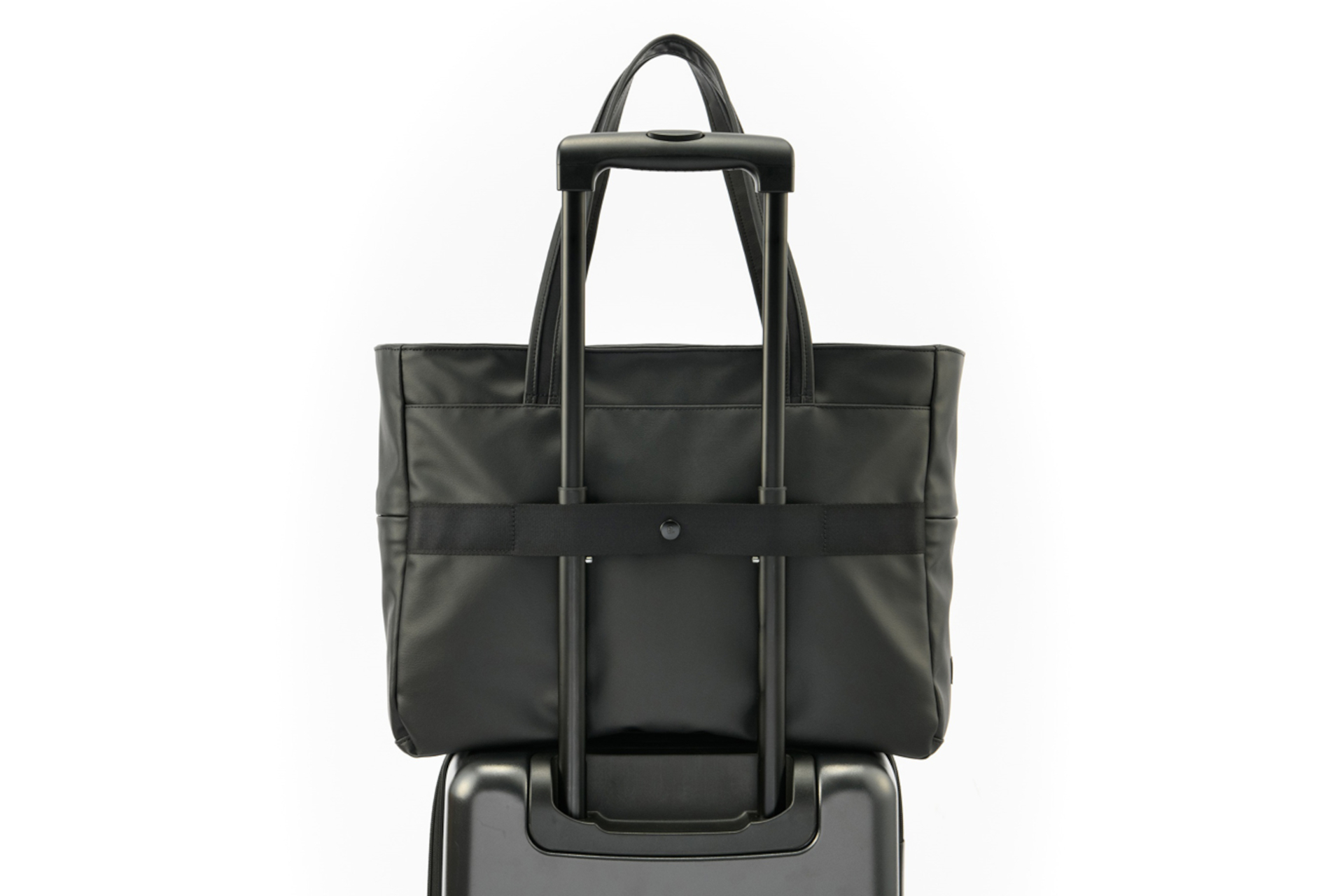 バッグ背面にはスーツケースに固定して持ち運べるセットアップベルト搭載しているのでワーケーションにも活用できる