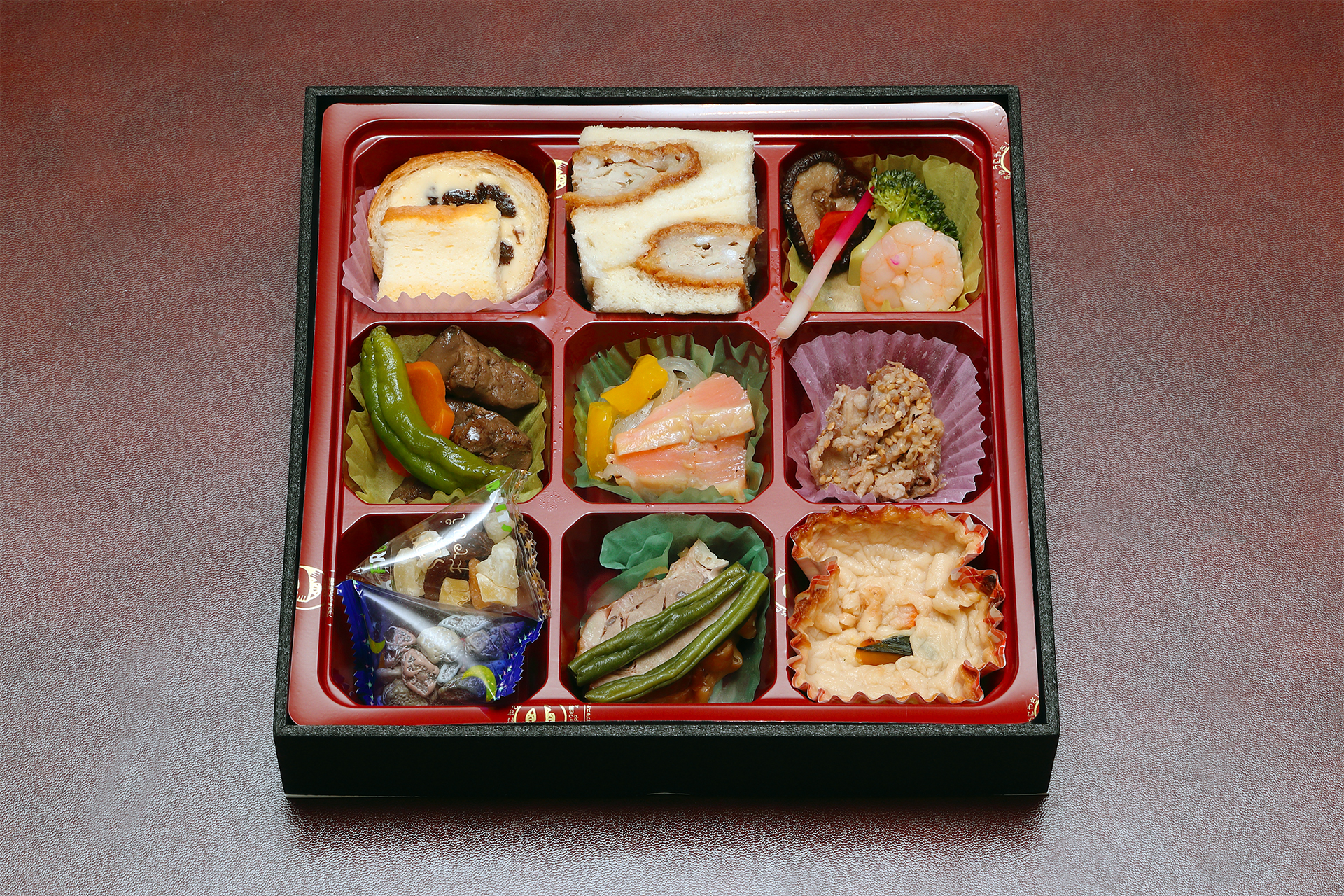 主食が少なく全体的にはオードブルの詰め合わせという感じ