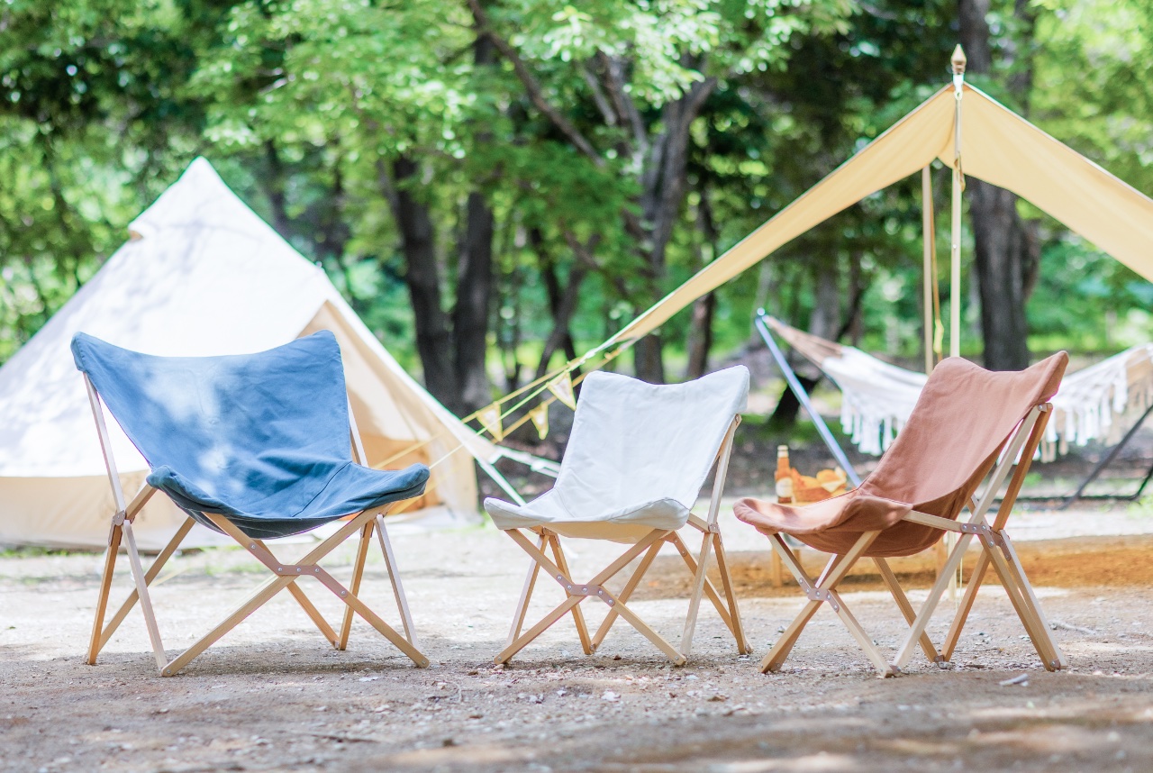 アルペンアウトドアーズは女性を中心に開発したグランピングチェア、ハンモック、ウッディポールを発売した