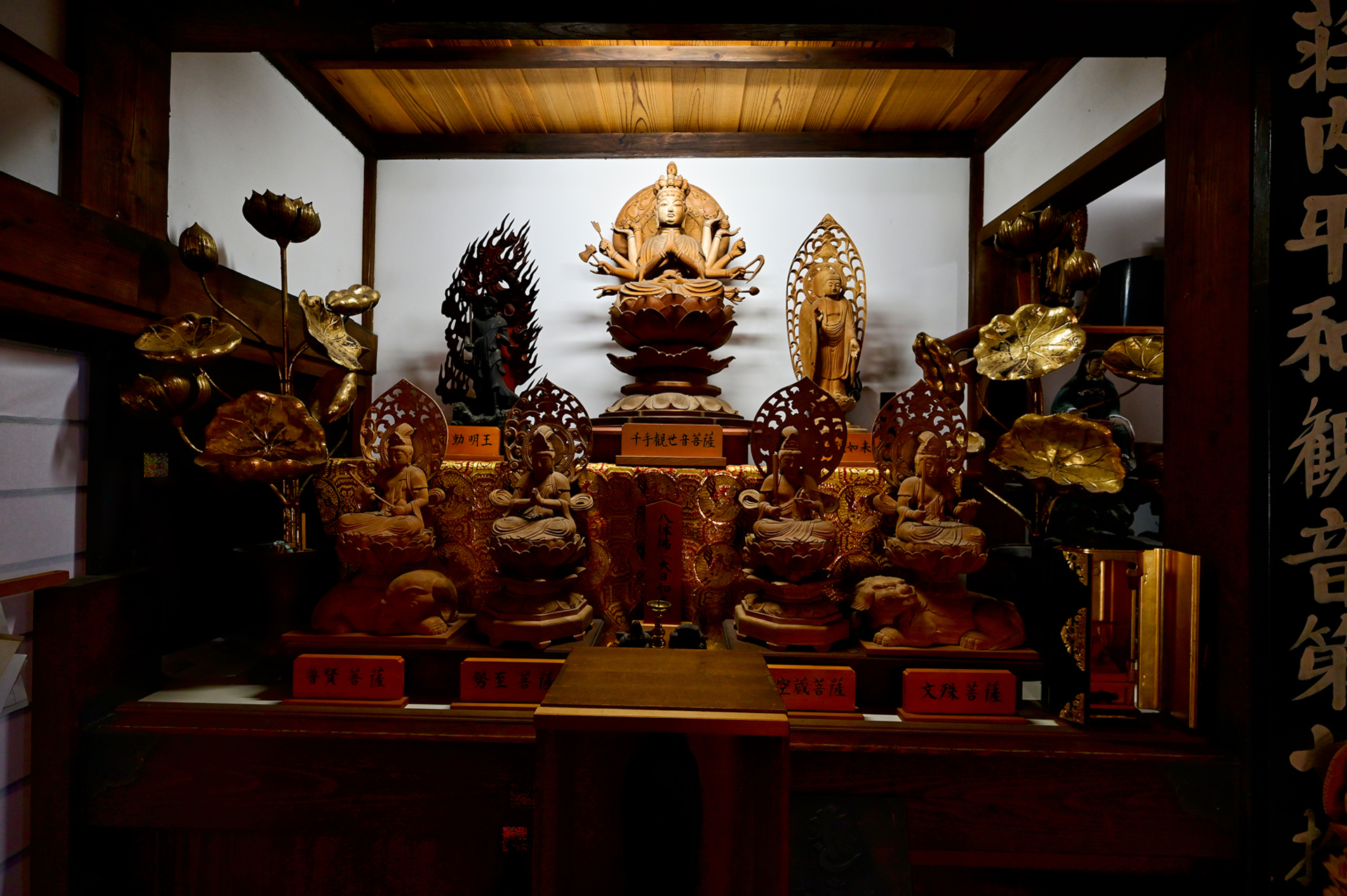 荘内平和観音百霊場第七十五番のここ海向寺には多くの仏像があり参拝者も多い