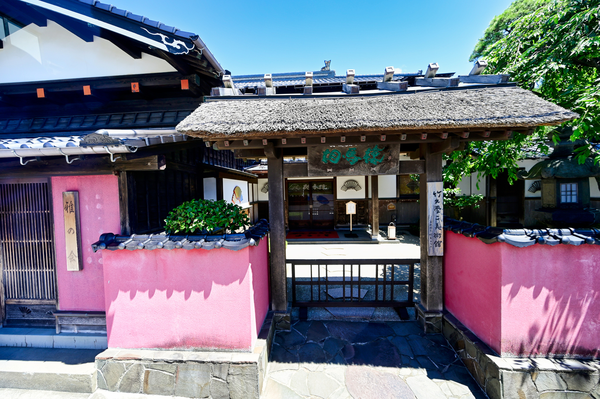 舞娘の踊りや食事を楽しめる「舞娘茶屋 相馬樓」も有名スポット