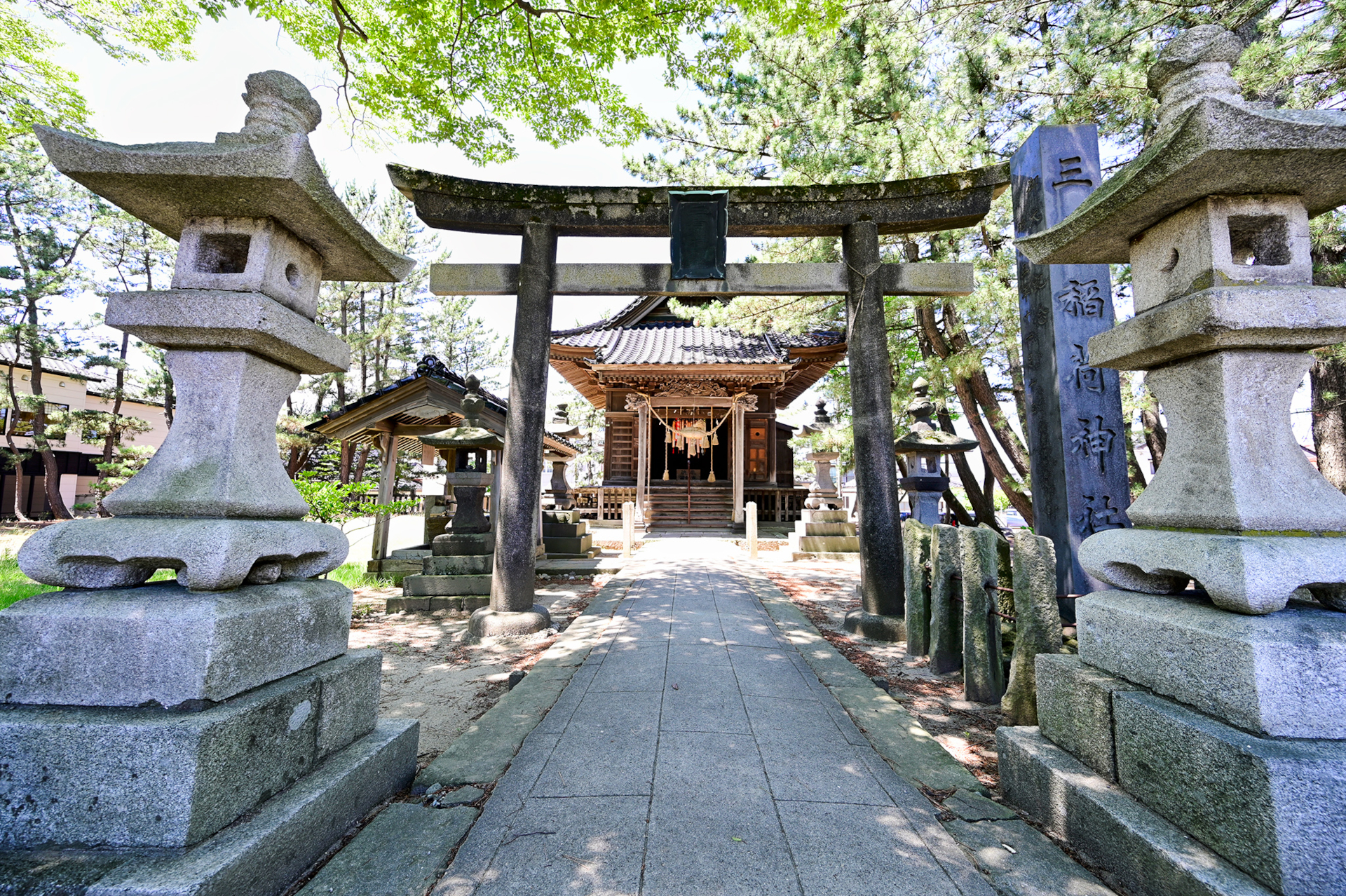 倉庫鎮守の神として「山居倉庫」敷地内にある三居稲荷神社