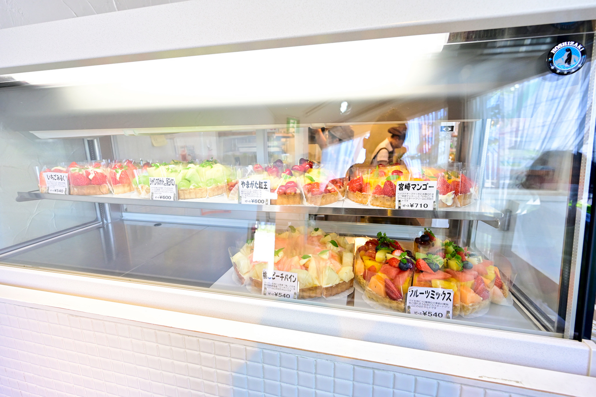 これでもか！とフルーツが乗ったタルトは見ているだけで幸せな気分に。カフェスペースでゆっくりと味わえる