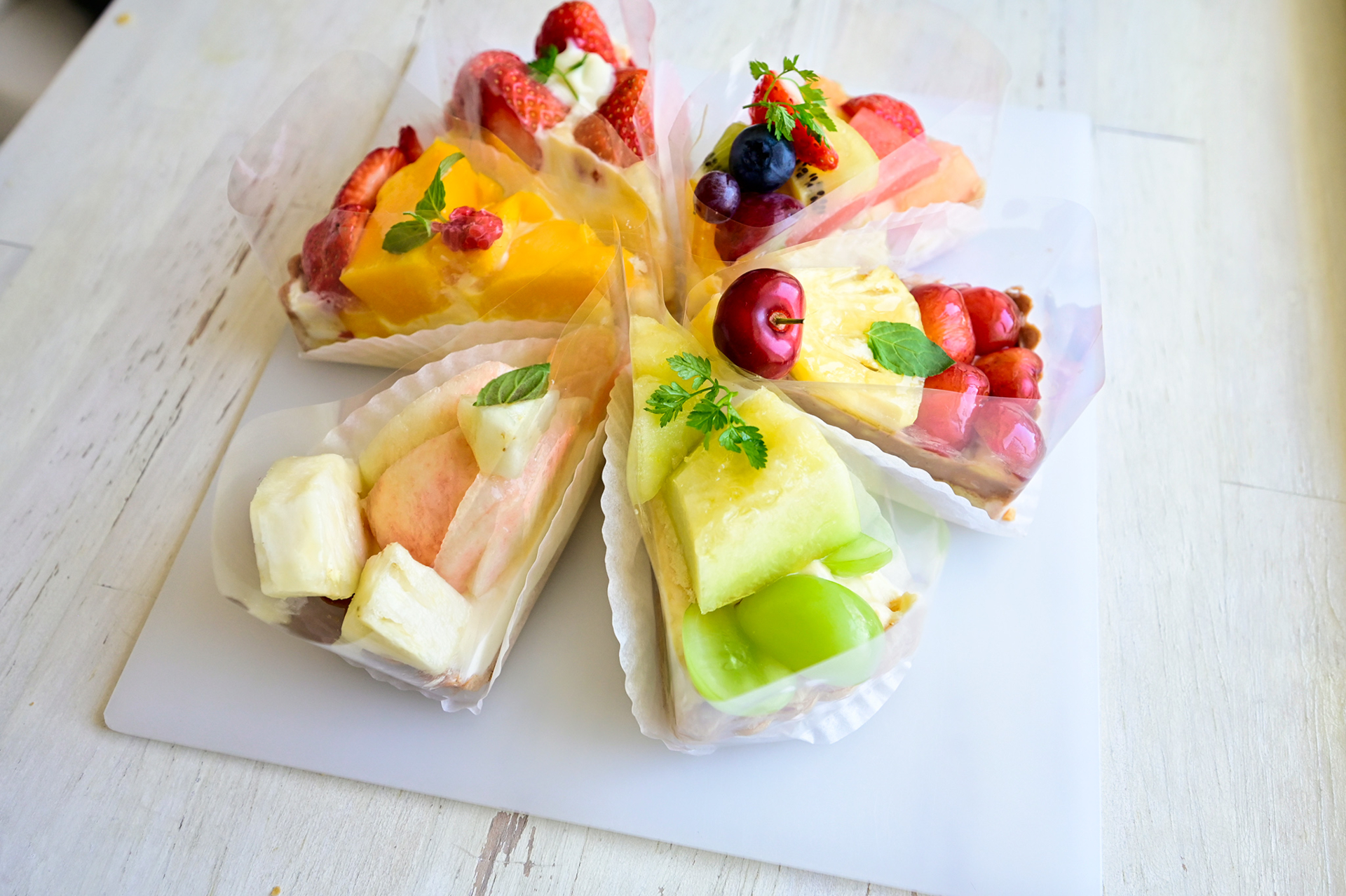 さあ、どれをいただきますか！　迷ってしまうほど誘惑してくるフルーツタルト