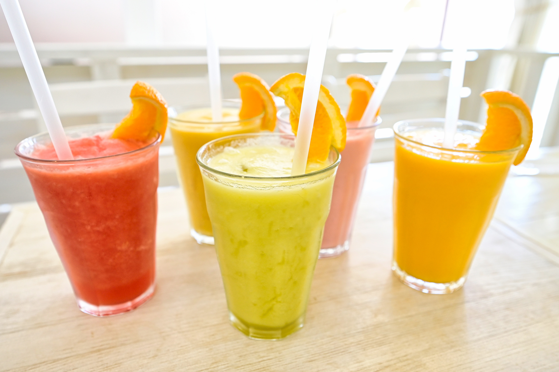 フルーツをそのままいただくのとはまた違った魅力があるフルーツジュース。ぜひともお試しあれ！